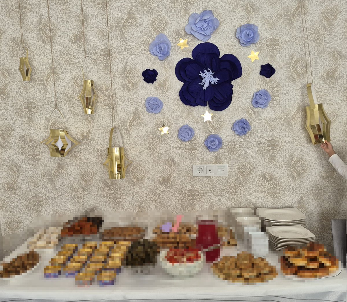 tombilibuuaa's tweet photo. modern doğum günleri yerine ablamın kızı için osmanlı ve türk geleneklerine uygun hazırladığı doğum günü pasta yerine baklava kulesi yaptık helva ve muhallebiler hazırladık kuran okuduk dualar ettik reyhan şerbeti içtik güllü lokum gül suyu ikram ettik süslemeleri de bendendi🥺 https://t.co/dz1D1TrupU
