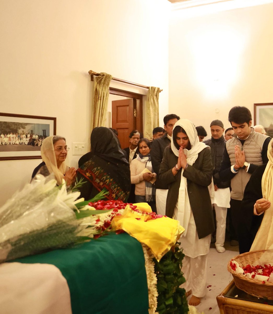 raihanrvadra_FC's tweet photo. “On your birth anniversary, Baba, remembering you with a heart full of love and gratitude. आपकी यादें हमेशा मेरे साथ रहेंगी। 🙏” 
#Manmohansingh     #ManmohanSinghBirthAnniversary 
#ManmohanSinghLegacy https://t.co/pCNjTi8L1z