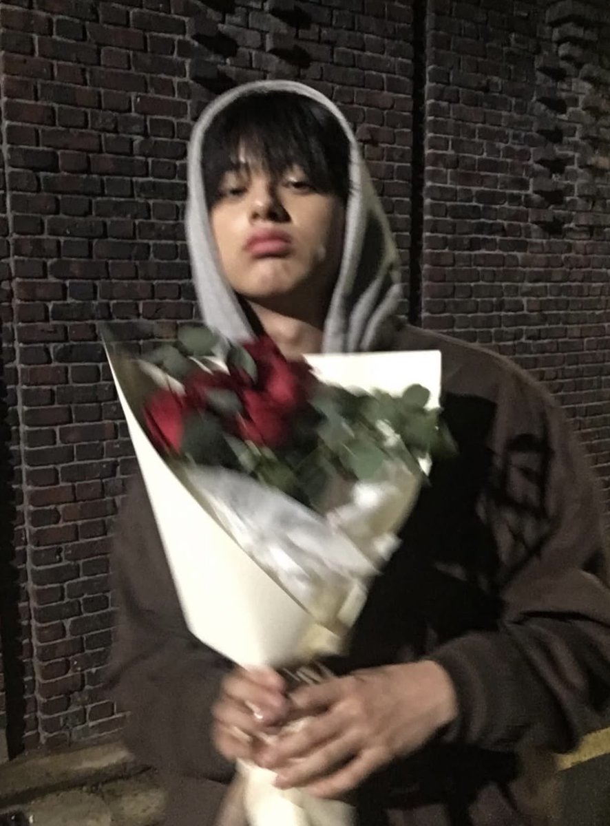 ikimminkyu's tweet photo. A bouquet in hand, beneath the quiet glow of the midnight sky—two beautiful things meeting in one frame, creating a kind of perfection that feels almost unreal. https://t.co/eYk1zRICfZ