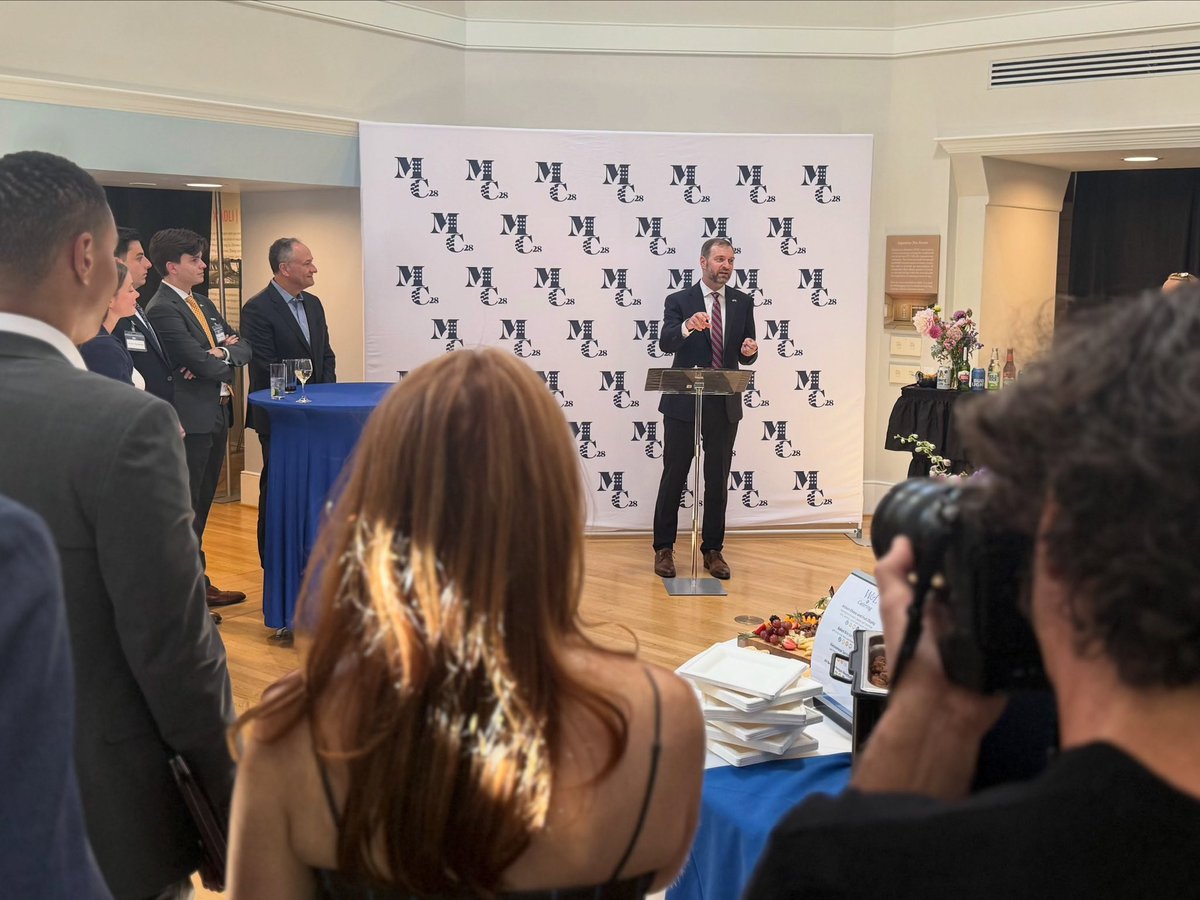 archivekamala's tweet photo. Yesterday, Washington and Lee University’s Mock Convention hosted @DouglasEmhoff for its Young Alumni Weekend.

Doug participated in a fireside chat where he talked about his work in law and advocacy, his time with the Biden-Harris Administration, and life beyond.

📸: wluwashterm