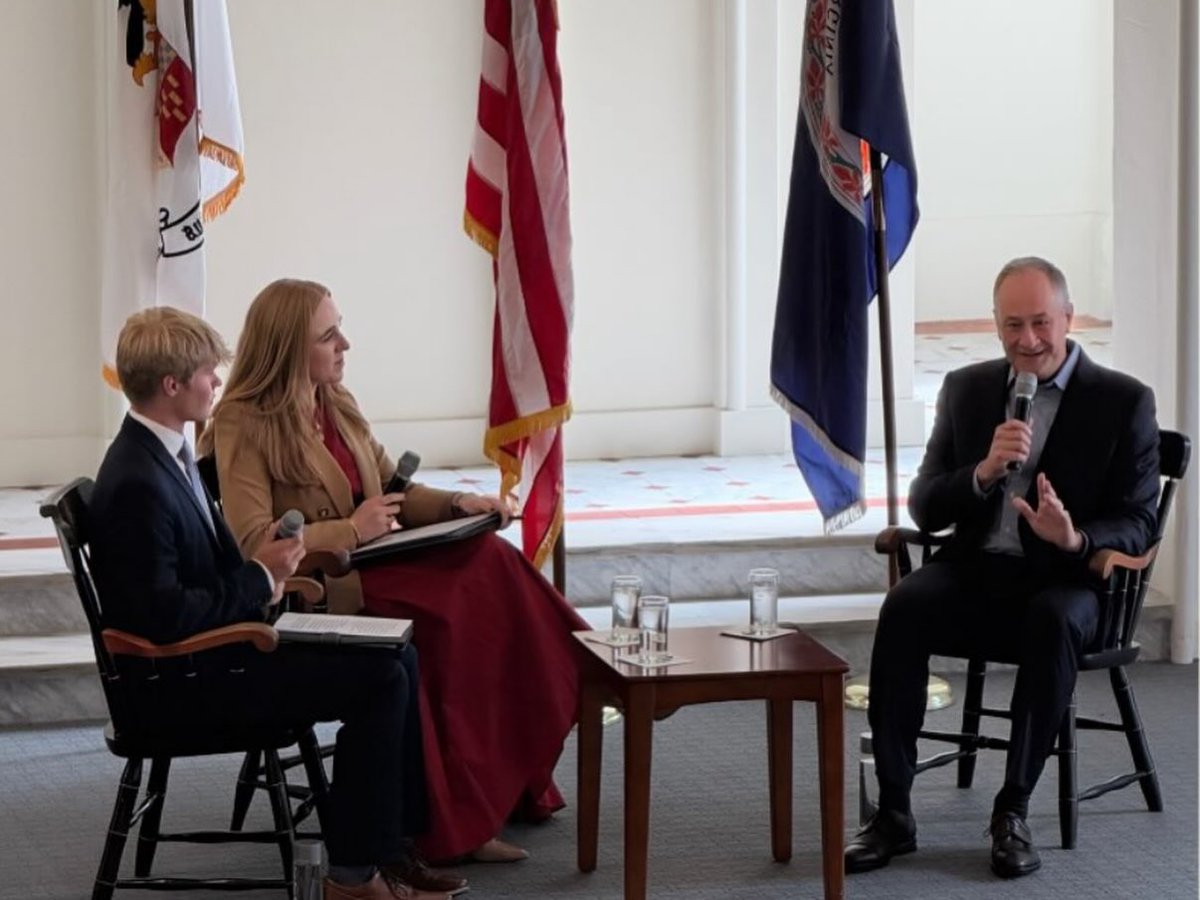archivekamala's tweet photo. Yesterday, Washington and Lee University’s Mock Convention hosted @DouglasEmhoff for its Young Alumni Weekend.

Doug participated in a fireside chat where he talked about his work in law and advocacy, his time with the Biden-Harris Administration, and life beyond.

📸: wluwashterm