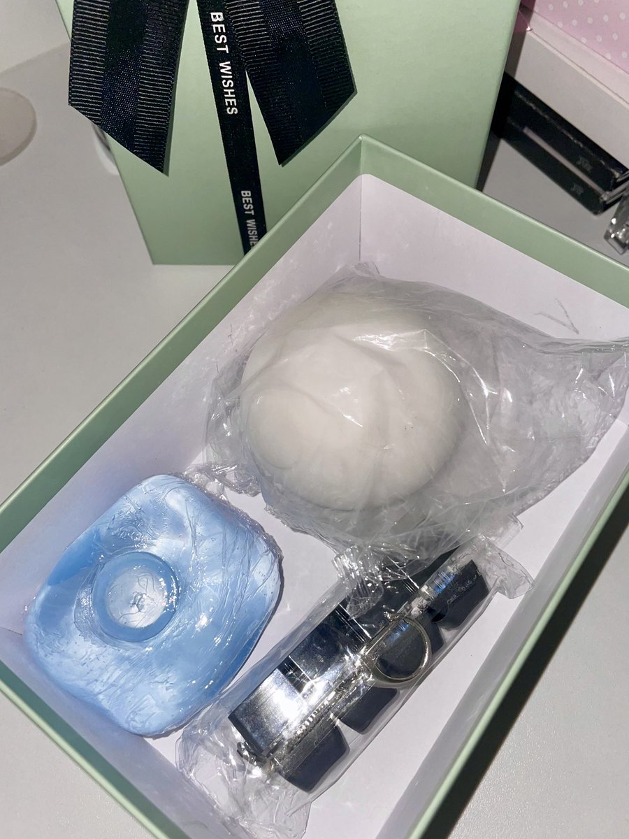 dore_mie_fasol's tweet photo. Birthday present to my bestfriend 🥺😼 https://t.co/KVV0zmW8vm