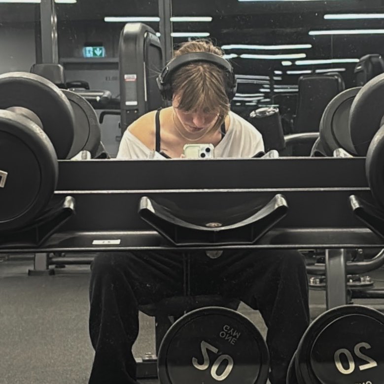 prthxsnt's tweet photo. cold, tired, gym evenings- i missed it https://t.co/Y8SEQ6M7Cx