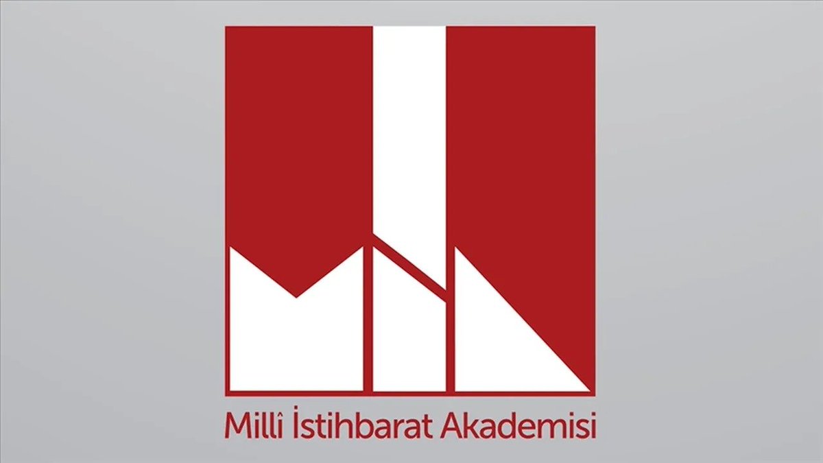 ConflictTR's tweet photo. Milli İstihbarat Akademisi "ALMANYA’DA AŞIRI SAĞ LİBERAL DEMOKRASİNİN TEMSİL KRİZİ" başlıklı analizini yayınladı.

Yayınlanan analizde, Almanya’daki AfD partisinin Türkiye yaklaşımındaki ikili yapıya dikkat çekildi.

AfD, Türkiye’yi kültürel olarak Avrupa’nın bir parçası olarak görmezken, aynı zamanda Türkiye’yi “önemli bir stratejik ve ekonomik ortak” olarak tanımlıyor.

Milli İstihbarat Akademisi'ne göre AfD'nin yaklaşımı yalnızca AfD’nin söylemindeki çelişkileri değil, Avrupa’nın Türkiye ile ilişkilerinde ortaya çıkan daha geniş bir gerilimi göstermektedir.

Türkiye siyasi ve kültürel açıdan Avrupa’nın dışında konumlandırılırken, Türkiye'nin coğrafi konumu, ekonomik kapasitesi, savunma sanayisi ve bölgesel etkisi Avrupa açısından stratejik öneme sahip olarak konumlandırılıyor.

Avrupa’nın kendi savunma kapasitesini geliştirme ve ABD’ye olan güvenlik bağımlılığını azaltma arayışı, Türkiye ile iş birliğinin önemini artırıyor.