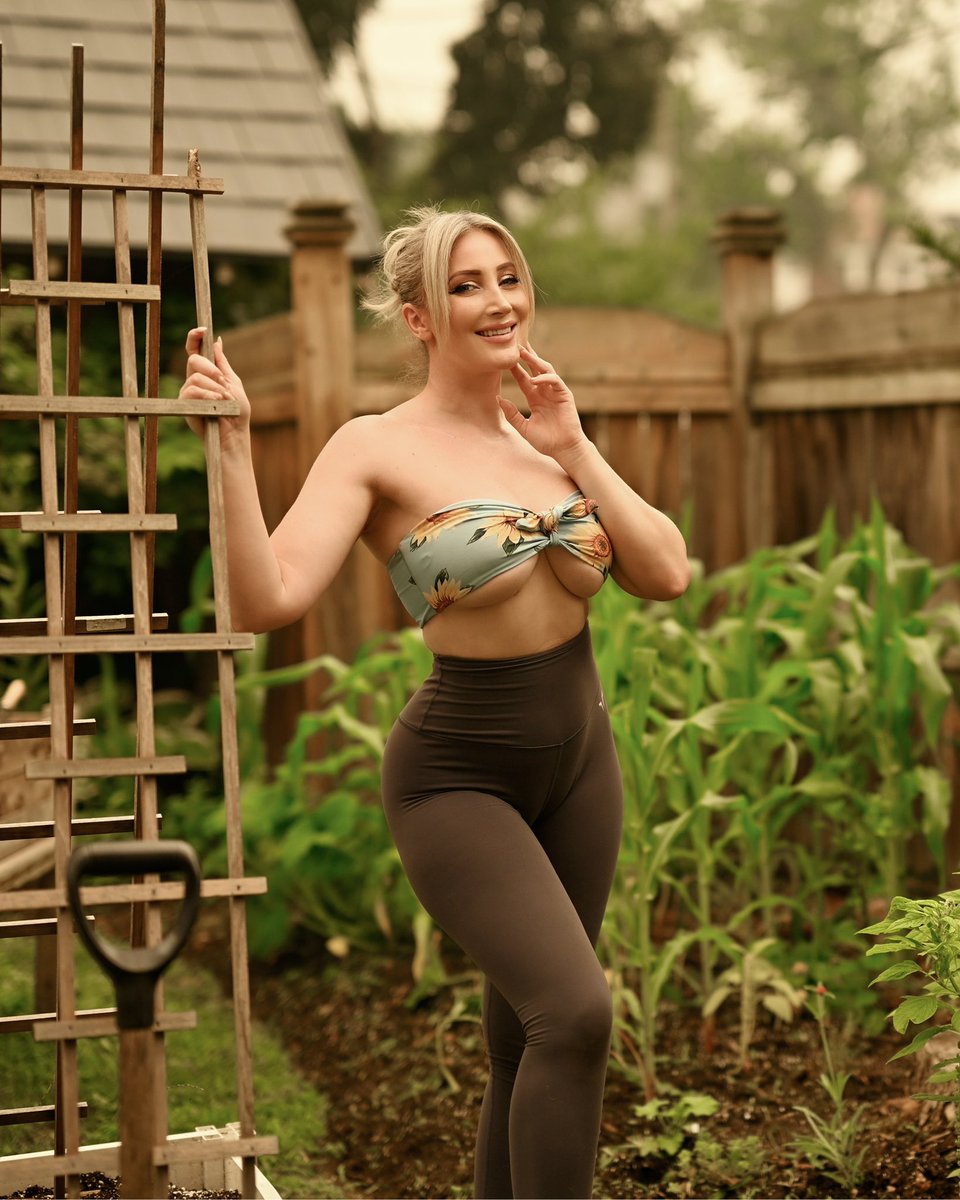 WolfOfTheWild3's tweet photo. I have to wear as much as my summer gardening outfits as I can before it gets cooler ☀️
#gardengirl #growingfood #gardenoutfit https://t.co/6MHXqQfXc5