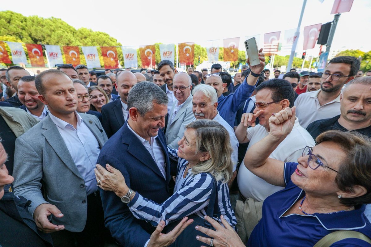 yenipartiyiz's tweet photo. Genel Başkanımız Özgür Özel, Manisa’da Yunusemre İlçe Başkanlığımızın ön seçimi için oy kullandıktan sonra basın mensuplarının sorularını yanıtladı. https://t.co/SzLPZ3vl7z