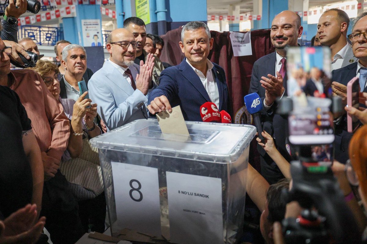 yenipartiyiz's tweet photo. Genel Başkanımız Özgür Özel, Manisa’da Yunusemre İlçe Başkanlığımızın ön seçimi için oy kullandıktan sonra basın mensuplarının sorularını yanıtladı. https://t.co/SzLPZ3vl7z