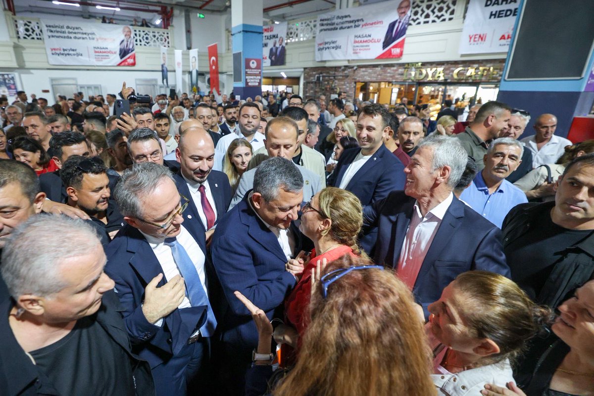 yenipartiyiz's tweet photo. Genel Başkanımız Özgür Özel, Manisa’da Yunusemre İlçe Başkanlığımızın ön seçimi için oy kullandıktan sonra basın mensuplarının sorularını yanıtladı. https://t.co/SzLPZ3vl7z