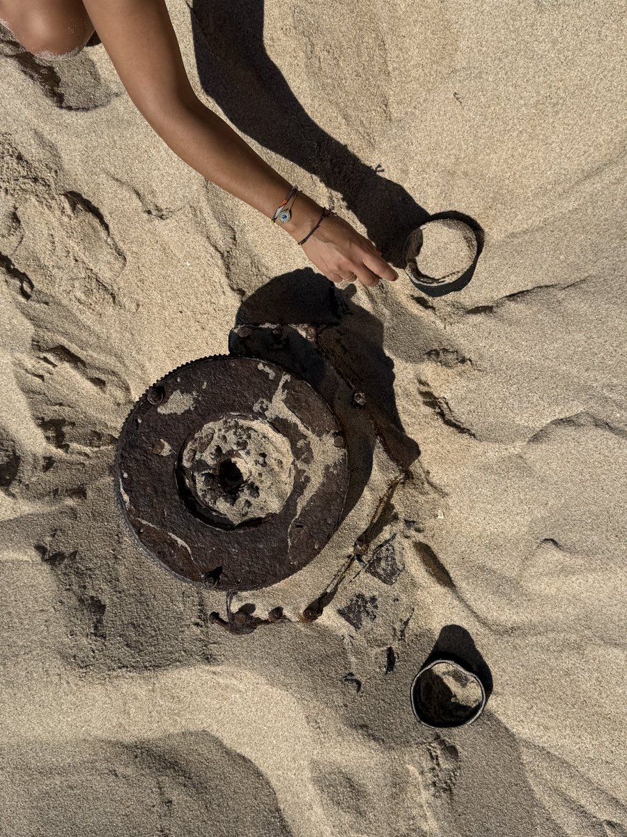 DiegoVillalba86's tweet photo. Nos hemos encontrado esto en una playa de Tarifa. Qué puede ser? Abrimos investigación? https://t.co/zfGPXb0ria
