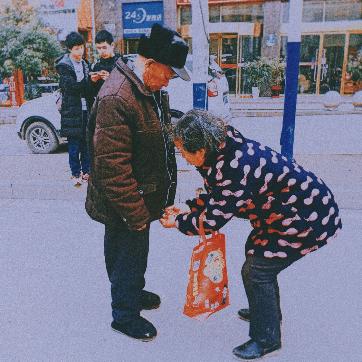 FrancoiseHvrf's tweet photo. Hoy me perdí en la calle y un seor me ayudó a encontrar mi destino, me regaló un dulce y me dijo: "No te preocupes, la vida tiene pequeos gestos que iluminan los días". Qué buen detalle! https://t.co/PwVJYT30x4