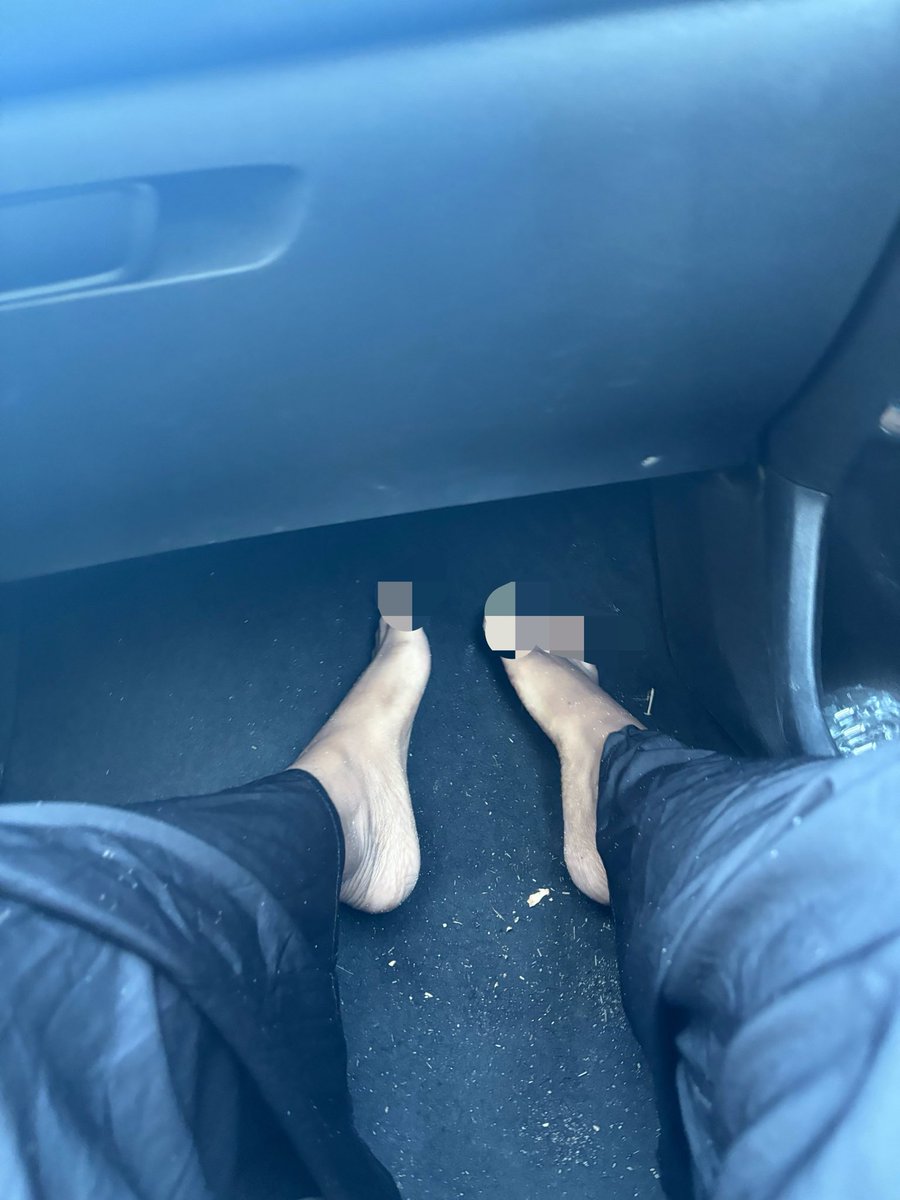 Navadomm2's tweet photo. La quel de ces lope à envie de ce retrouver étaler en bas  entrain de nettoyer mes pied très sale coller au tapis de voiture c’est TOI✌🏾
#findom #moneymiss #mondyslave #feet #feetfetısh #donmina https://t.co/YHXlIhRhjD