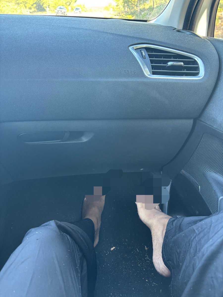 Navadomm2's tweet photo. La quel de ces lope à envie de ce retrouver étaler en bas  entrain de nettoyer mes pied très sale coller au tapis de voiture c’est TOI✌🏾
#findom #moneymiss #mondyslave #feet #feetfetısh #donmina https://t.co/YHXlIhRhjD