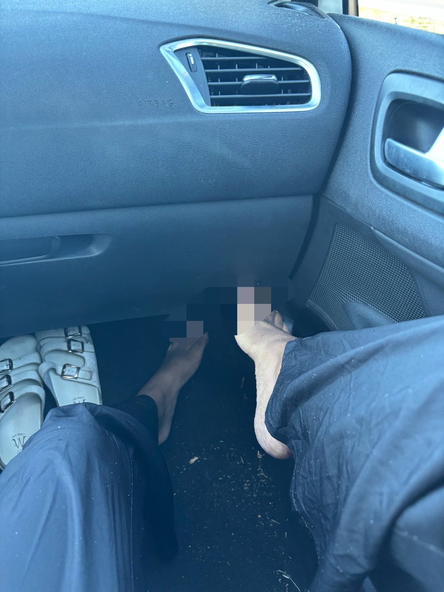 Navadomm2's tweet photo. La quel de ces lope à envie de ce retrouver étaler en bas  entrain de nettoyer mes pied très sale coller au tapis de voiture c’est TOI✌🏾
#findom #moneymiss #mondyslave #feet #feetfetısh #donmina https://t.co/YHXlIhRhjD
