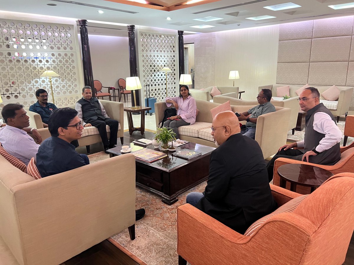 overseas_bjp's tweet photo. The JVP delegation from Sri Lanka,led by Gen Sec Mr Tilvin Silva, arrived in New Delhi today.
Dr @vijai63,In-charge,BJP Foreign Affairs Dpt ,along with Shri @inakulbjp, warmly welcomed the delegation at the airport ahead of their official visit beginning tomorrow.
@BJP4India https://t.co/yCIY8mlGCk