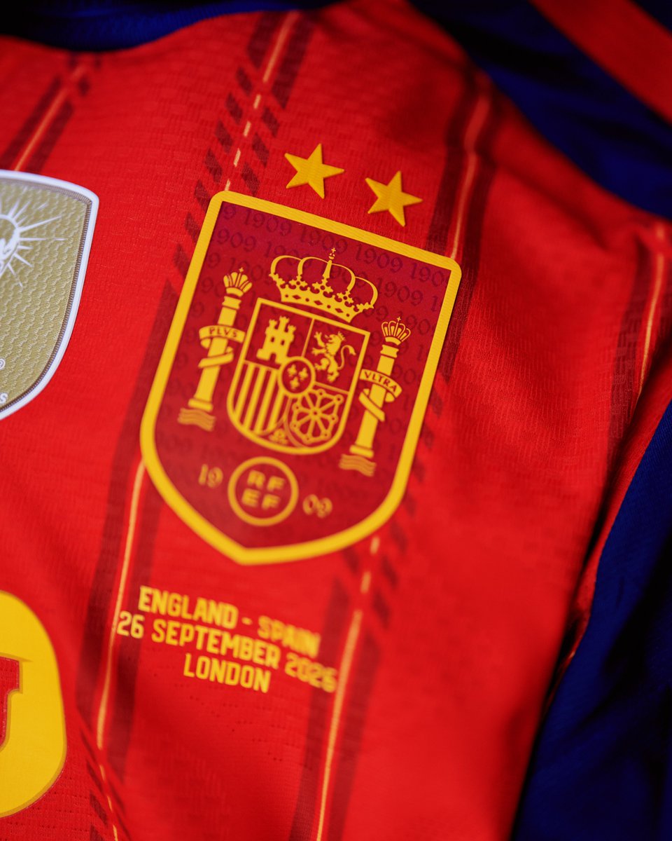 SEFutbol's tweet photo. 🗣️  ¡𝙔 𝙖 𝙫𝙚𝙘𝙚𝙨 𝙨𝙚 𝙢𝙚 𝙤𝙡𝙫𝙞𝙙𝙖𝙖𝙖𝙖𝙖𝙖𝙖! 

Pero luego veo la camiseta y recuerdo que tenemos dos ⭐️⭐️ sobre nuestro escudo.

#VamosEspaña | #NationsLeague https://t.co/PKqOzZ1KtR