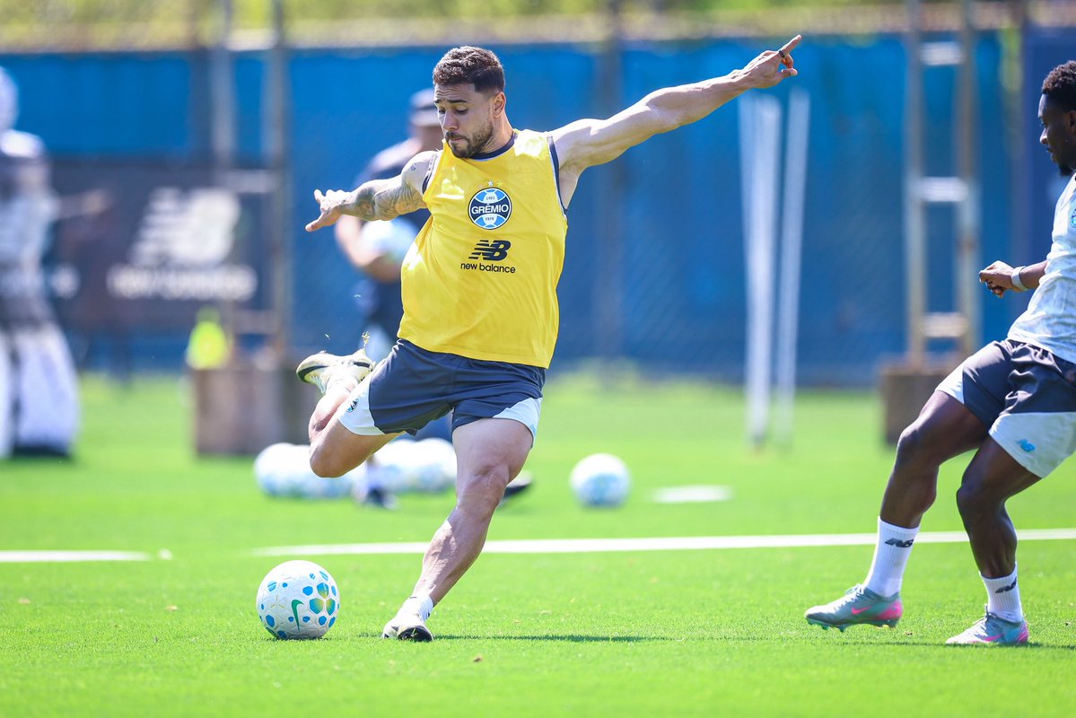 Gremio's tweet photo. TRABALHOS TÉCNICOS 🇪🇪🔛 Treino intenso marcou o sábado do elenco Tricolor.

📸 Lucas Uebel | Grêmio FBPA

Mais detalhes do dia de hoje: https://t.co/KMM8CaunBQ https://t.co/EGzBKXTTvq