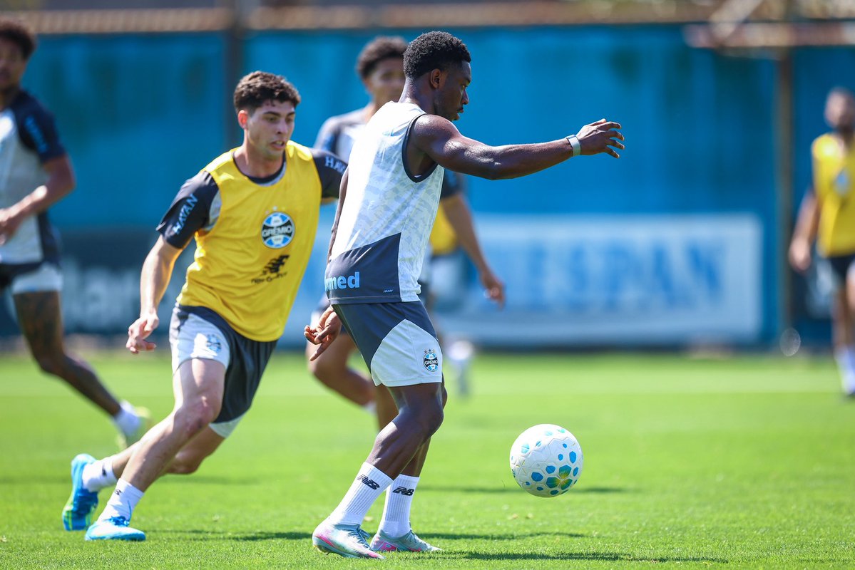 Gremio's tweet photo. TRABALHOS TÉCNICOS 🇪🇪🔛 Treino intenso marcou o sábado do elenco Tricolor.

📸 Lucas Uebel | Grêmio FBPA

Mais detalhes do dia de hoje: https://t.co/KMM8CaunBQ https://t.co/EGzBKXTTvq