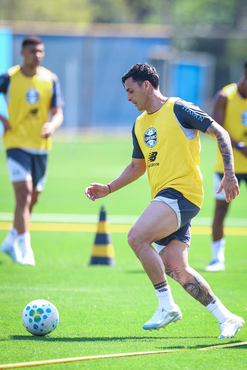 Gremio's tweet photo. TRABALHOS TÉCNICOS 🇪🇪🔛 Treino intenso marcou o sábado do elenco Tricolor.

📸 Lucas Uebel | Grêmio FBPA

Mais detalhes do dia de hoje: https://t.co/KMM8CaunBQ https://t.co/EGzBKXTTvq