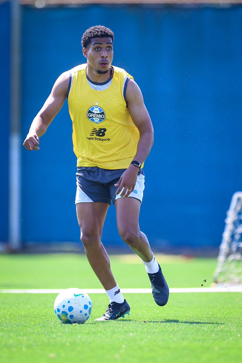 Gremio's tweet photo. TRABALHOS TÉCNICOS 🇪🇪🔛 Treino intenso marcou o sábado do elenco Tricolor.

📸 Lucas Uebel | Grêmio FBPA

Mais detalhes do dia de hoje: https://t.co/KMM8CaunBQ https://t.co/EGzBKXTTvq