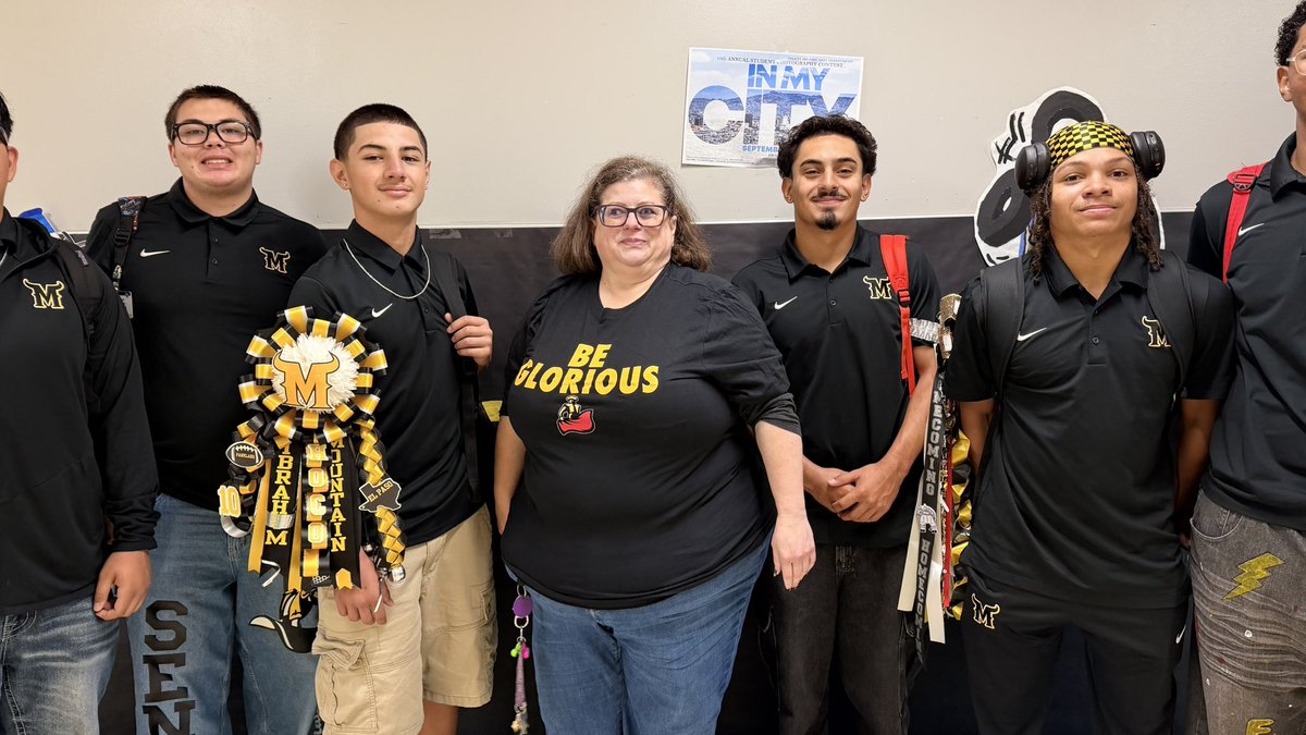 PHSMATADORFB's tweet photo. Congratulations to our Matador Teacher of the Week, Ms. Kneeskern! Thank you for all you do!〽️

@CoachMac_PHS @CoachHorner81 @CoachWatkins832 @phsmats @GaryReco_BSN @YISDAthletics1 https://t.co/xAQ5sW1CAg