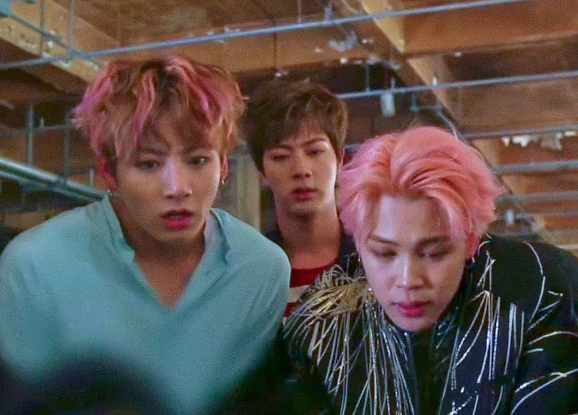 koomiHQ's tweet photo. I’m just realizing that Jungkook’s highlights would match Jimin’s hair color https://t.co/2Du1LStrQP