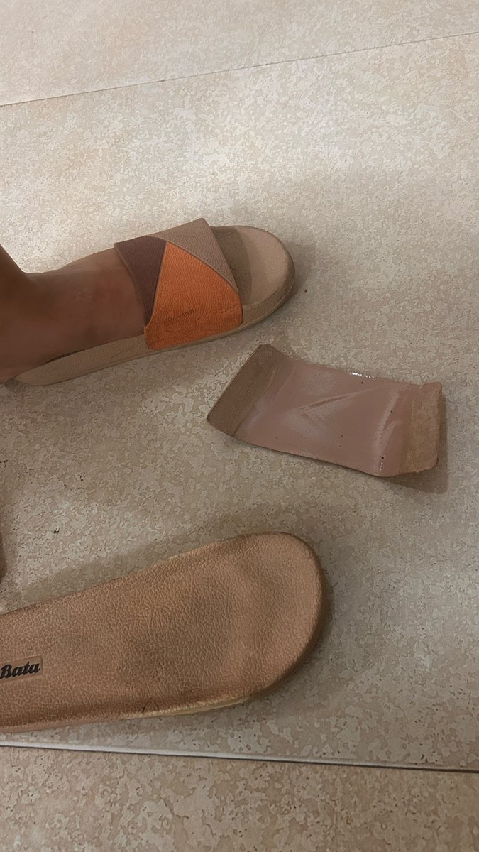 GoodOldChelsea's tweet photo. @BataIndia Bought these slippers from your Kharadi, Pune store yesterday. They broke within 24 hours.

We walked back to the store for help, but the manager said: “Abhi kuch nahi ho sakta, kal aana.”

Even an exchange/temporary pair was refused.

Absolutely shocking customer serv https://t.co/xuU6Yn44mg