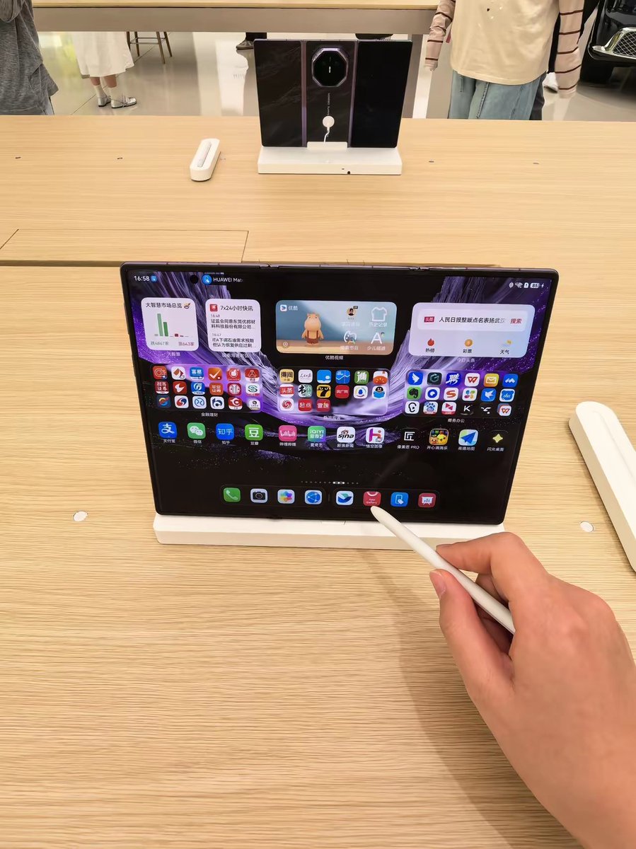 flysourcingco's tweet photo. Huawei Mate XT2 just dropped.

10.2" tri-fold screen. Kirin 9050 Pro. Privacy display. 3.5mm thin.

This isn't a phone. It's a flex. 🔥

#HuaweiMateXT2 #Foldable #Tech https://t.co/A4DrAr5Hta