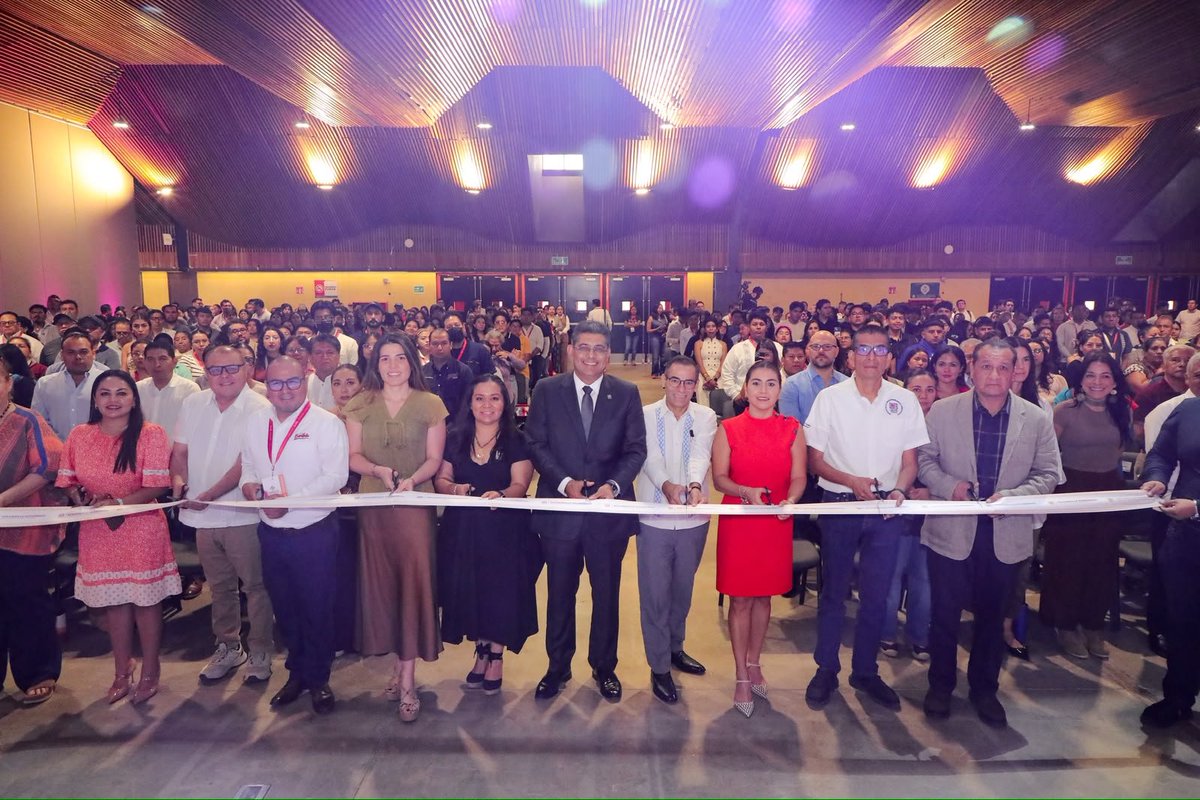 ContraProMx's tweet photo. A través de #FOMENTA 2026, Gobierno de #Oaxaca promueve nuevos mercados para empresas #oaxaqueñas
• En su tercera edición, el encuentro de negocios reunió a más de 300 empresas y 26 compradores para generar alrededor de 500 citas comerciales
Oaxaca de Juárez, Oax., 26 de septiembre de 2026.- Con la participación de más de 300 empresas oaxaqueñas y 26 compradores nacionales y locales, el Gobierno del Estado, a través de la Secretaría de Desarrollo Económico (Sedeco), llevó a cabo la tercera edición de FOMENTA 2026, el Encuentro de Negocios de Orgullo Oaxaca.
El evento generó alrededor de 500 citas comerciales para vincular directamente a quienes producen en las ocho regiones de la entidad con nuevos mercados.
Durante la inauguración, el secretario de Desarrollo Económico, Raúl Ruiz Robles, destacó que FOMENTA es un espacio que conecta directamente a quienes producen en Oaxaca con quienes compran, a fin de generar oportunidades de comercialización para productos elaborados en la entidad.
Señaló que, a diferencia de una feria o expoventa, este encuentro está enfocado en concretar negocios y acercar oportunidades comerciales a las empresas participantes, mediante reuniones con compradores y herramientas que contribuyen a mejorar su oferta comercial.
Como parte de la jornada, realizada en el Centro Cultural y de Convenciones de Oaxaca, se desarrollaron capacitaciones y conferencias sobre comercio electrónico, ventas digitales, rentabilidad, envase, vida de anaquel y proveeduría gubernamental, con la participación de 14 empresas aliadas comerciales.
FOMENTA 2026 también contempló espacios de networking para propiciar alianzas entre las empresas participantes y compartir experiencias de crecimiento, como la de Jonatan Cruz Pérez, fundador de Salsas Benefelia.
Con esta iniciativa, el Gobierno de Oaxaca, a través de la Sedeco, fomenta la vinculación comercial de las empresas oaxaqueñas, impulsa su acceso a nuevos mercados y promueve que lo hecho en Oaxaca se traduzca en oportunidades de negocio y crecimiento para quienes producen en la entidad.