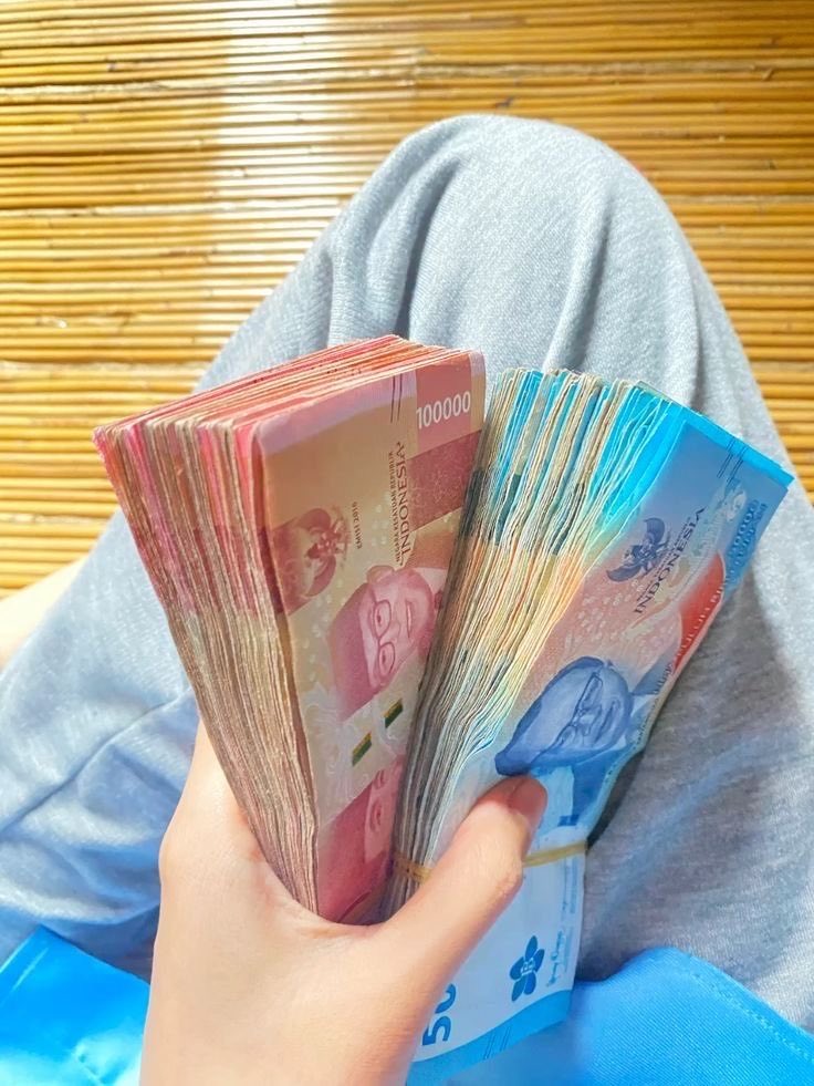 hopefulhob's tweet photo. besok udah hari senin lagi 😮‍💨😮‍💨

biar semangat liat foto duit merah-biru dulu kali yaa, manifesting besok dapet duit segepok gini🫣 https://t.co/6hhyeN9klY