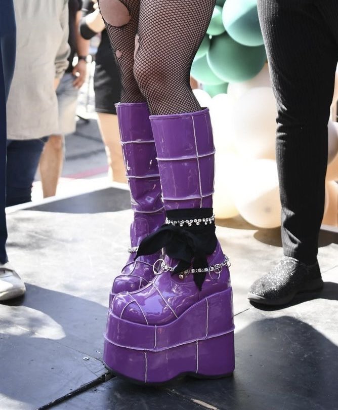 dontcallmeaika's tweet photo. eu amo que cada era da gaga tem um sapato assinatura https://t.co/iEbn0t7csh