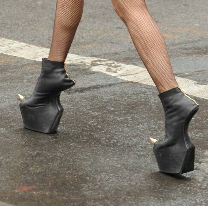 dontcallmeaika's tweet photo. eu amo que cada era da gaga tem um sapato assinatura https://t.co/iEbn0t7csh