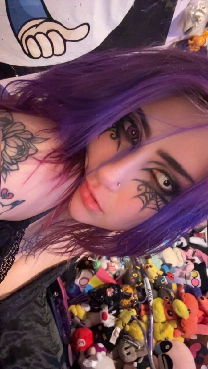 GhostlyspookyVr's tweet photo. Haunting his dreams like~

#goth #gothic #nsfwtwtًً #gothmakeup #halloween #gothgirl #lewd https://t.co/4OfDZ57HDO