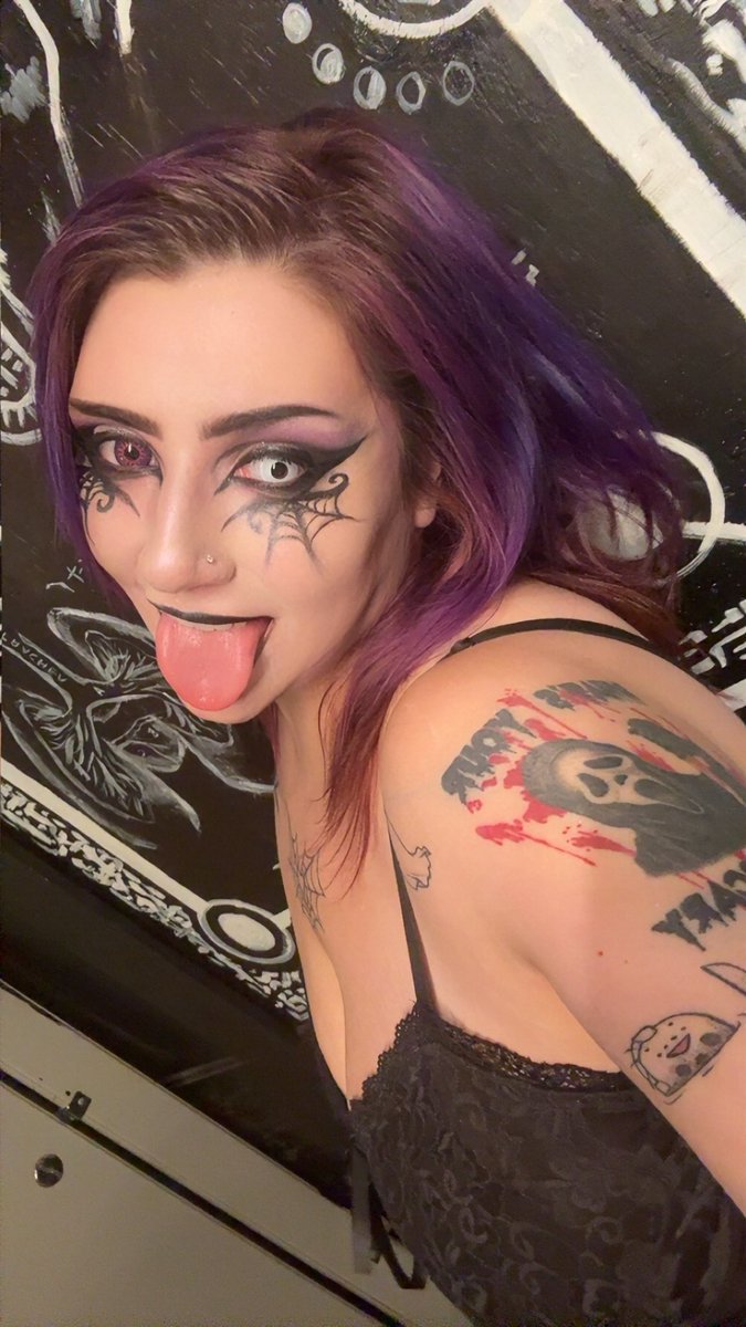 GhostlyspookyVr's tweet photo. Haunting his dreams like~

#goth #gothic #nsfwtwtًً #gothmakeup #halloween #gothgirl #lewd https://t.co/4OfDZ57HDO