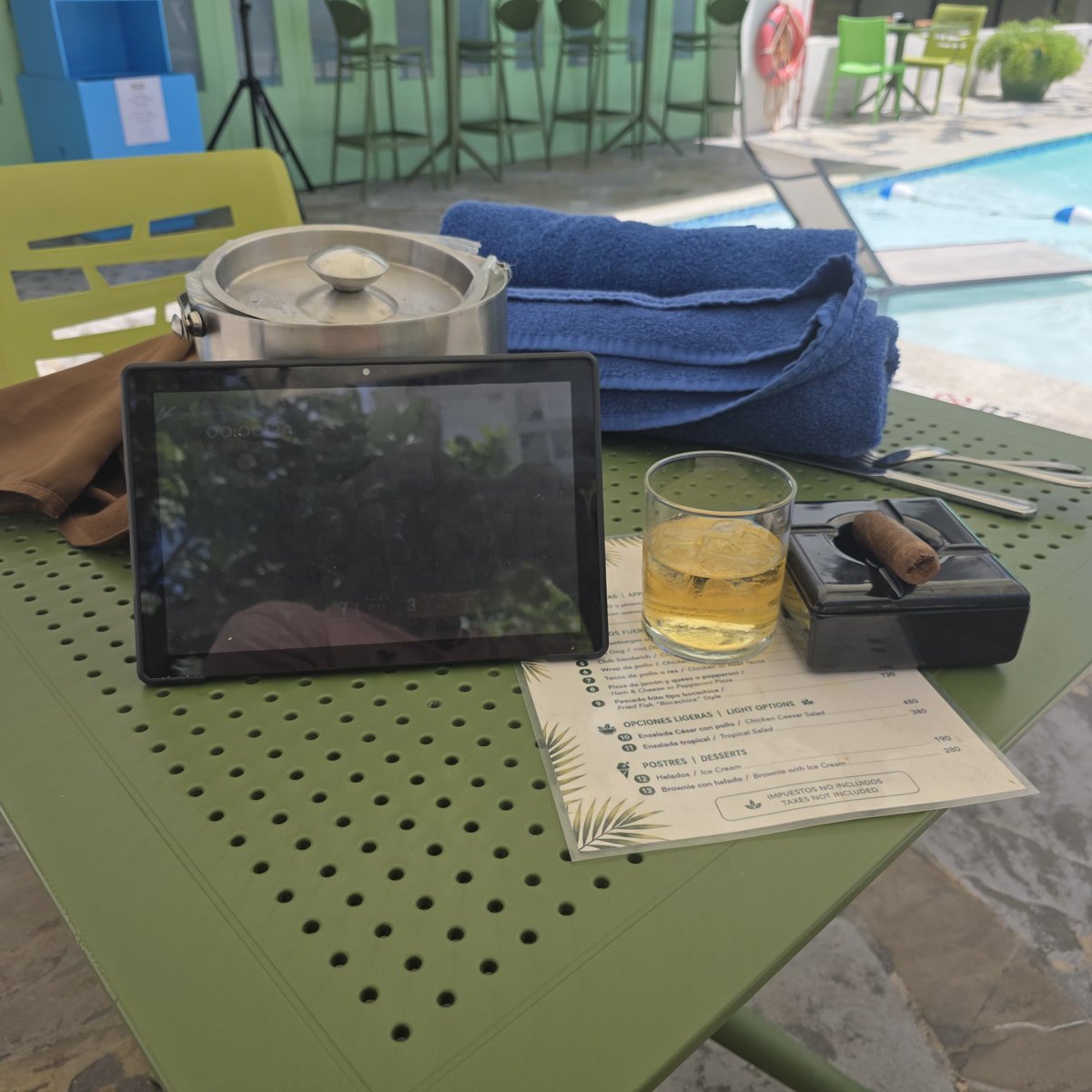 MarcWatkinsEsq's tweet photo. This sun is messing up my ability to enjoy this #TEXvsUT #UTvsTEX game. https://t.co/98ydmQH25d