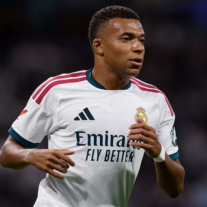 TouchlineX's tweet photo. 🚨 𝗕𝗥𝗘𝗔𝗞𝗜𝗡𝗚: Kylian Mbappé will be OUT for ONLY 2 WEEKS.

He will be back for Real Madrid after the international break and will be READY for EL CLASICO.

— @AranchaMOBILE https://t.co/2WclFuhQUD
