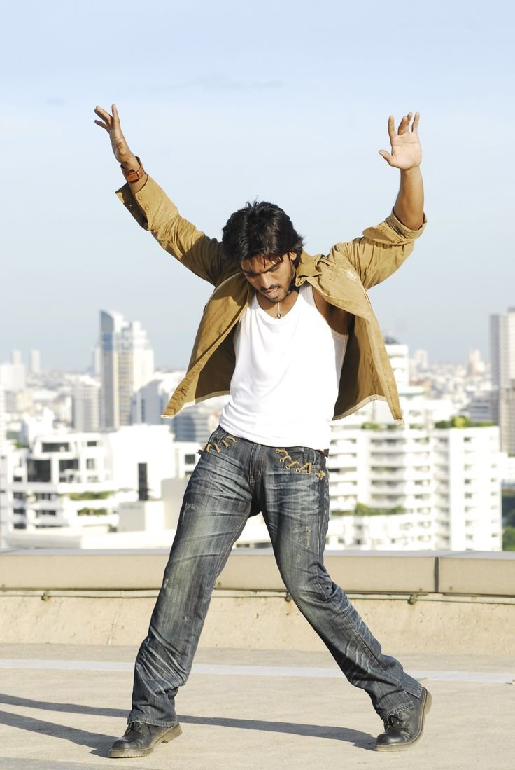 malli_0809's tweet photo. Aa rawness, aa attitude… debut lone something different

19 years back oka face vachindhi. 
Migatha story... History....
#19YearsOfRamCharanReign
#19YearsForChirutha #RamCharan https://t.co/dYEbUAHMv0