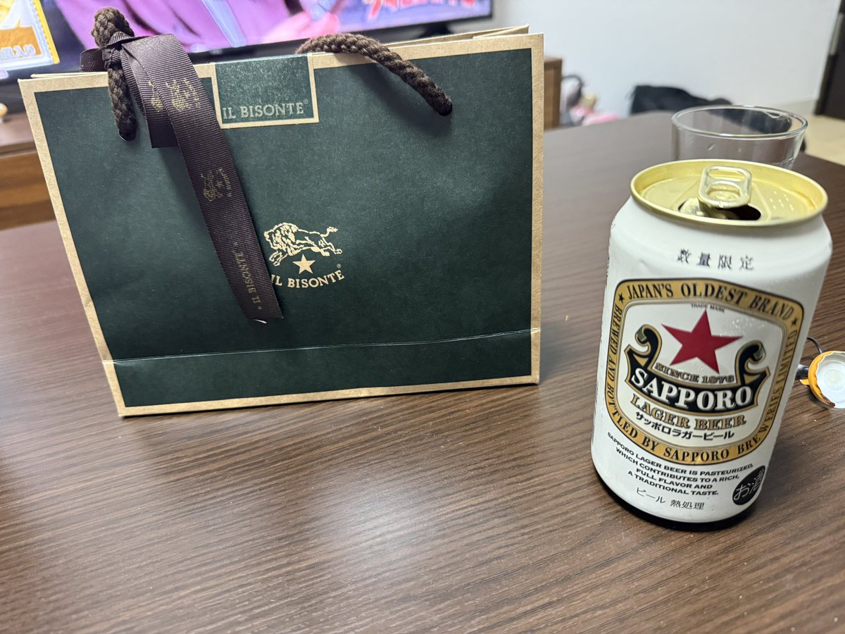 POPO_SPYGEA's tweet photo. 彼女にいるびぞんての財布とキーリングもらった https://t.co/Y3jWdBRzz8