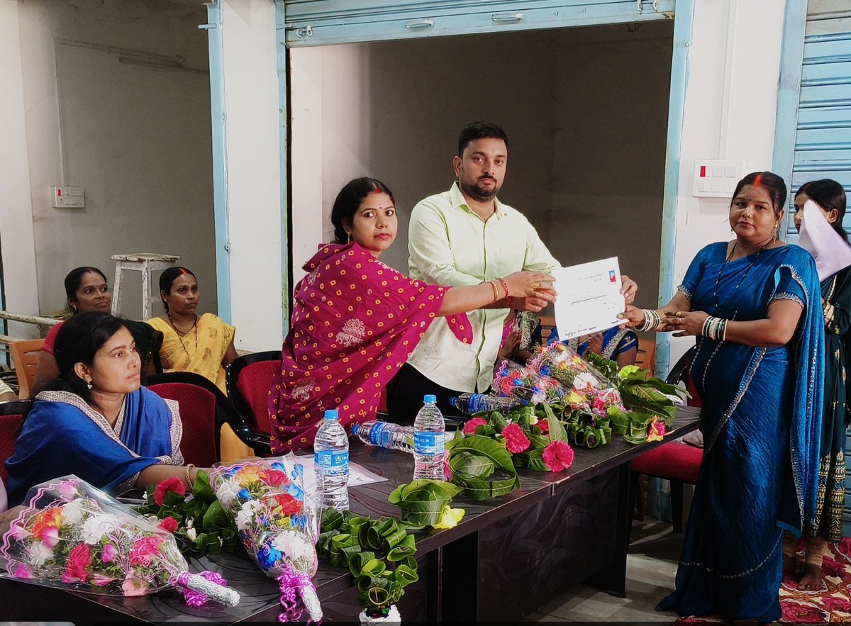 pin2kiapnidiary's tweet photo. Annual General Meeting of FPO, Panki (Palamu) ✍️💐
Chief guest, BPM (JSLPS) Mr. Navneet Kumar Pandey, and other FPO officials, and a large number of women farmers were present at the program.
#pin2kiapnidiary #jslps #FPO #FarmerProducerOrganization #nrlm #lokos #palamu #AGM https://t.co/AV6AA5PRFs