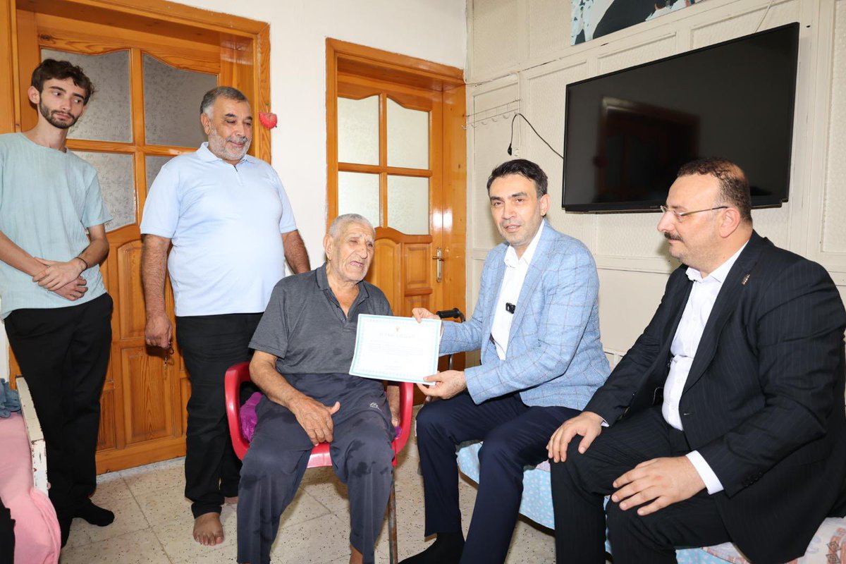 AdemAldemir33's tweet photo. 📍 Akbelen  Mahallesi | Toroslar 

✅ Üye Ziyareti

13 ilçe Teşkilatımızla birlikte eş zamanlı olarak gerçekleştirdiğimiz üye ziyaretleri kapsamında; İl Yönetim Kurulu Üyelerimiz, Toroslar İlçe Başkanımız Sayın Ferdi Çokkeser ve Toroslar ilçe Teşkilatımızla birlikte kıymetli Üyemiz Sayın İbrahim Beyazçiçek’i ve ailesini ziyaret ettik.

Ziyaretimizde Cumhurbaşkanımız Sayın Recep Tayyip Erdoğan'ın selam ve muhabbetlerini ileterek hasbihal ettik. Talep ve görüşlerini dinledik.

AK Parti olarak milletimizle gönül bağımızı güçlendirmeye, vatandaşlarımızın yanında olmaya ve her daim sahada olmaya devam edeceğiz.

#AKParti #Mersin #ÜyeZiyareti #BizBüyükBirAileyiz