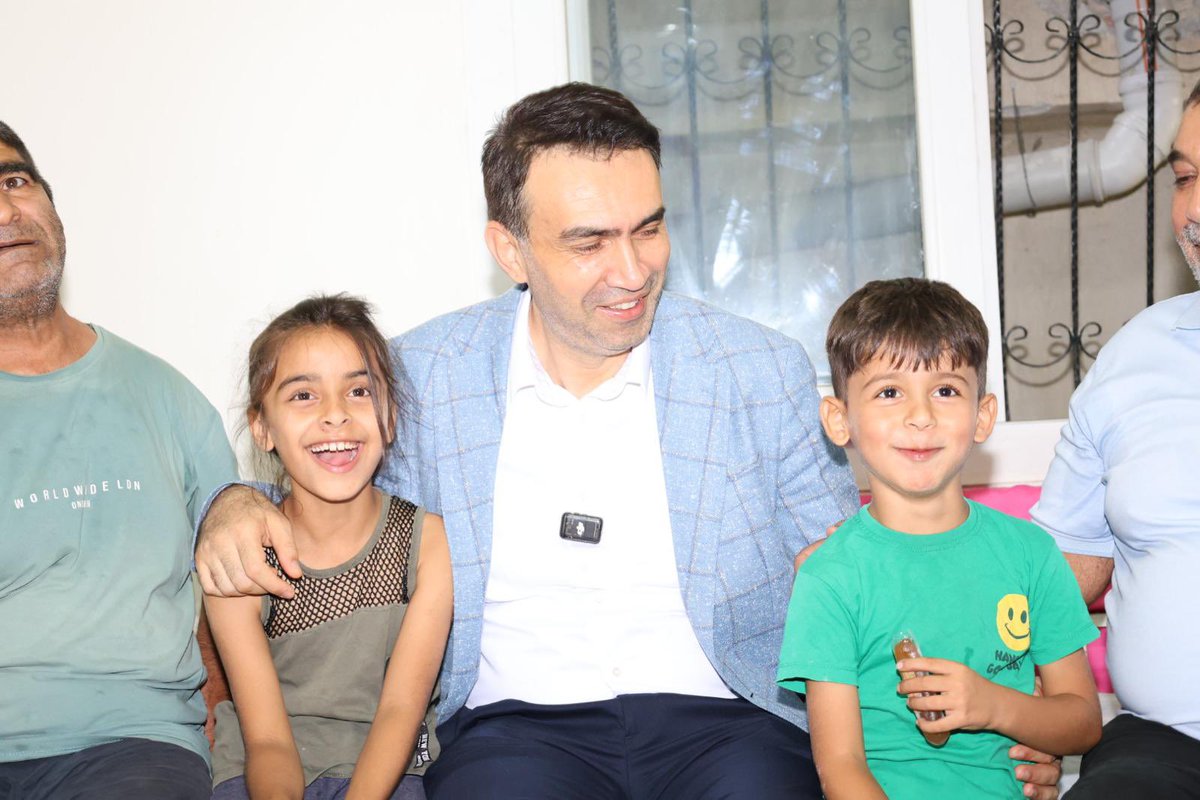 AdemAldemir33's tweet photo. 📍 Akbelen  Mahallesi | Toroslar 

✅ Üye Ziyareti

13 ilçe Teşkilatımızla birlikte eş zamanlı olarak gerçekleştirdiğimiz üye ziyaretleri kapsamında; İl Yönetim Kurulu Üyelerimiz, Toroslar İlçe Başkanımız Sayın Ferdi Çokkeser ve Toroslar ilçe Teşkilatımızla birlikte kıymetli Üyemiz Sayın İbrahim Beyazçiçek’i ve ailesini ziyaret ettik.

Ziyaretimizde Cumhurbaşkanımız Sayın Recep Tayyip Erdoğan'ın selam ve muhabbetlerini ileterek hasbihal ettik. Talep ve görüşlerini dinledik.

AK Parti olarak milletimizle gönül bağımızı güçlendirmeye, vatandaşlarımızın yanında olmaya ve her daim sahada olmaya devam edeceğiz.

#AKParti #Mersin #ÜyeZiyareti #BizBüyükBirAileyiz