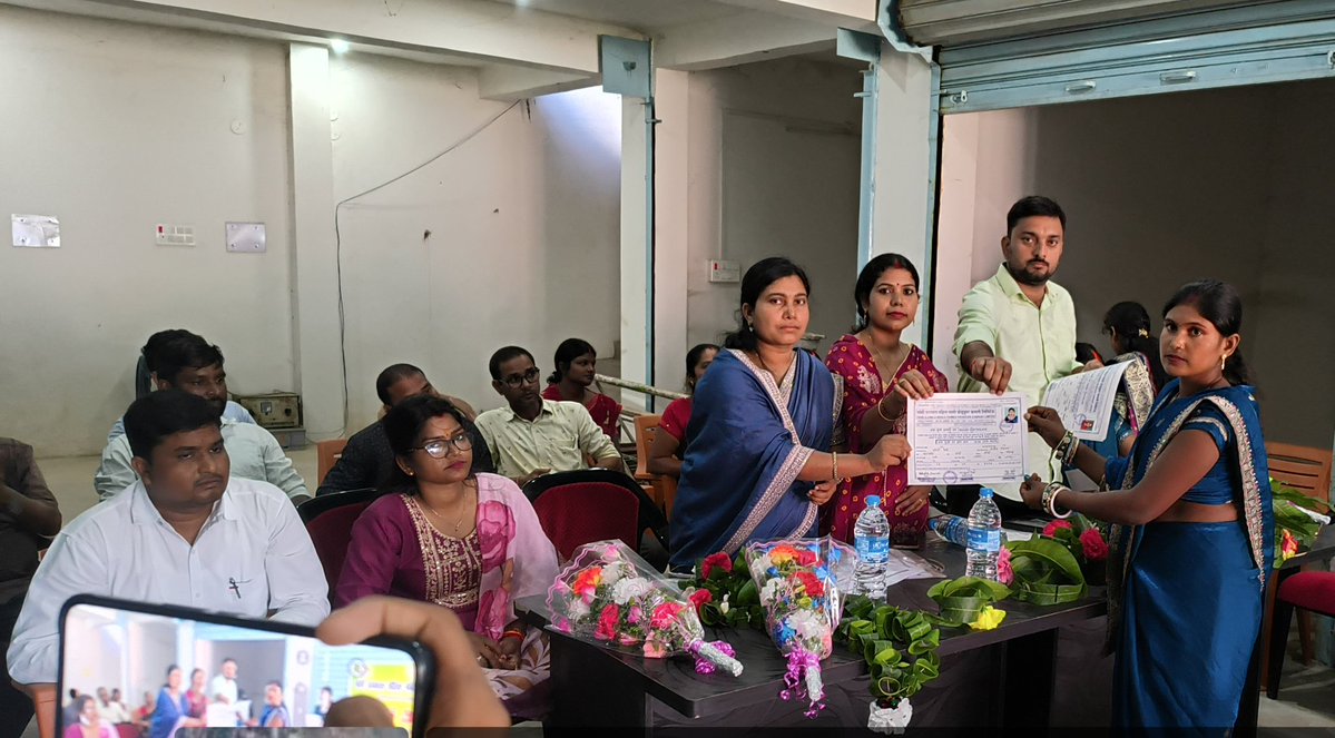 pin2kiapnidiary's tweet photo. Annual General Meeting of FPO, Panki (Palamu) ✍️💐
Chief guest, BPM (JSLPS) Mr. Navneet Kumar Pandey, and other FPO officials, and a large number of women farmers were present at the program.
#pin2kiapnidiary #jslps #FPO #FarmerProducerOrganization #nrlm #lokos #palamu #AGM https://t.co/AV6AA5PRFs