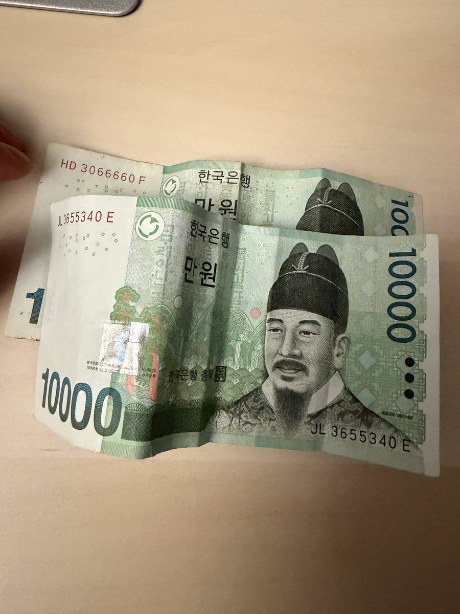 Lluse2's tweet photo. 오늘잼컨: 일하는데 어떤할머니가 학생(아님)알바(아님)고생한다며 저녁사먹으라고 2만원주심 https://t.co/AlDFWTbn3N