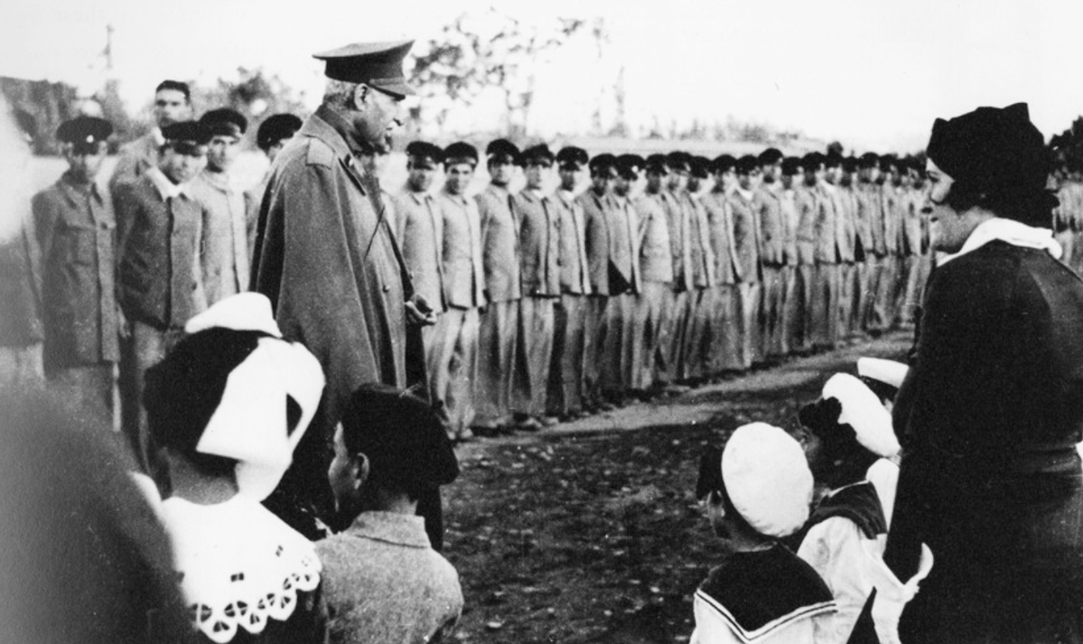 Kavehkhan's tweet photo. اسرائیلی‌ها معمولاً با احساسات و تحسین از دیپلمات ایرانی، سرداری (که در واقع یک کارمند سفارت ایران در پاریس بود) نقل قول می‌کنند چراکه او با صدور گذرنامه‌های ایرانی برای ۲۳۰۰ یهودی فرانسوی و خارجی ساکن فرانسه، آنها را از تبعید به اردوگاه‌های مرگ نازی‌ها نجات داد.
این روایت که در غرب پذیرفته شده و در ویکی‌پدیا نیز آمده است، به طور متناقضی با اتهام روابط نزدیک رضاشاه پهلوی با نازی‌ها همراه است و ادعای  اینکه او به احترام هیتلر نام کشور را از «پرشیا» به «ایران» تغییر داده است. من در اینجا استدلال‌ها و افشاگری‌های دیگری را ارائه می‌دهم که به شما امکان می‌دهد این دروغ‌های بسیار افتراآمیز و بی‌اساس را رد کنید.

اولین نکته، ایرانیان خستگی‌ناپذیرانه تکرار می‌کنند که نام «ایران» بیش از ۷۰۰ بار در شاهنامه آمده است، اما غربی‌ها نمی‌توانند یا نمی خواهند آن را بخوانند و «روشنفکران رژیم» با این ادعا که شاعران دیگر هرگز از ایران نام نبرده اند، این استدلال را به چالش می‌کشند.

اما یک مدرک کاملاً غیرقابل انکار وثبت شده توسط آرشیوهای غربی برای تبرئه رضا شاه از اتهام افتراآمیز در مورد تغییر نام پرشیا در ایران وجود دارد: 
نام «ایران» در معاهدات صلح امضا شده با روسیه یک قرن قبل از رضاشاه یافت می‌شود.

در آن زمان، کشور «مملک محروسه ایران» نامیده می‌شد. رضاشاه این نام را ایرانی کرد و آن را «دولت شاهنشاهی ایران» نامید.

حالا، بیایید بپردازیم به نکته دومکه موضوع این متن است : عملیات نجات استثنایی یهودیان خارجی که توسط هیتلر تهدید می‌شدند، تنها به لطف خود رضاشاه امکان‌پذیر شد، که روابط بسیاردوستانه نزدیکی با یهودیان ایرانی داشت.

اولین اقدام رضاشاه به نفع یهودیان ایران لغو قانونی بود که توسط قاجاریه (تحت سرپرستی انگلستان اسلام دوست) وضع شده بود که یهودیان ایرانی را نجس می‌دانست و آنها را ملزم می‌کردن که در روزهای بارانی ستاره زرد به لباس خود بزنند تا «مسلمانان» با لمس آنها نجس نشوند.

رضاشاه همچنین به یهودیان ایرانی اجازه داد تا انجمن‌های صهیونیستی تأسیس کنند، روزنامه‌ای به زبان عبری منتشر کنند و مدارس عبری افتتاح کنند.

شایعه شده بود که نخست وزیر افسانه‌ای او، فروغی، از تبار یهودی است. چهره‌های سیاسی برجسته‌ای مانند مدرس و بهار دائماً از رضاشاه به خاطر این انتخاب انتقاد می‌کردند، اما رضاشاه مطلقاً هیچ توجهی به تهدیدهای بدگویان انگلوفیل خود نکرد.

در نتیجه این دوستی و حمایت یهودیان ایرانی که سرانجام توانستند با دیگر یهودیان در غرب ارتباط برقرار کنند، یهودیان منطقه دریای سیاه، بالکان و بخش‌های مختلف اروپا - که رویای ایجاد یک دولت اسرائیل درفلسطین (سرزمینی که در آن زمان حت قیمومیت بریتانیا بود) را) در سر می‌پروراندند  از طریق ایران با هماهنگی با هسته صهیونیستی تهران به سوی این سرزمین سفر می‌کردند.

وقتی هیتلر در آلمان به قدرت رسید، فرستادگانی را نزد رضاشاه فرستاد و بر «هویت آریایی» مشترک آلمان نازی و ایران تأکید کرد. او خواهان یک قرارداد نفتی انحصاری بود؛ در عوض، رضاشاه قرار بود با اخراج یهودیان ایرانی  حسن نیت خود را ثابت کند.

رضاشاه اگرچه از رفتار بریتانیایی‌ها و حتی آمریکایی‌ها عمیقاً ناراضی بود، 
https://t.co/ENSNgKi7a1
 اما دستورات هیتلر پیروی نکرد و به بیش از صد هزار یهودی ایرانی پشت نکرد (به عکس‌های زیر مراجعه کنید).

کورت گئورگ کیسینگر (Kurt Georg Kiesinger) سومین صدر اعظم جمهوری فدرال آلمان  از سال ۱۹۶۷ تا ۱۹۷۱ که در زمان نازی‌ها معاون مدیر سرویس تبلیغات رادیو خارجی رایش و منشی شخصی "رودولف هس" بود در خاطراتش، می‌گوید :
رضاشاه هیئتی را به برلین فرستاد تا شرطی را به هیتلر تحمیل کند. اینکه یهودیان ایران طبق معیارهای نژادپرستانه نازی‌ها، یهودی نیستند بلکه آریایی‌هایی که به یهودیت گرویده‌اند، و در نتیجه، دولت رایش سوم باید آنها را آریایی بداند.

هیتلر به امید یک قرارداد انحصاری نفتی با رضاشاه، این تقاضا را پذیرفت. قانونی را تصویب کرد که این استثنا را برای یهودیان ایرانی برقرار می‌کرد.

و نکته اساسی این رفتار ترجیحی این است که حتی پس از کسب این امتیاز برای یهودیان ایرانی و یهودیان خارجی که در مسیرایران به فلسطین اشغالی بریتانیا عبور می‌کردند، رضاشاه از همکاری با هیتلر خودداری کرد.

در نتیجه، هیتلر تلاش کرد تا او را در کودتایی با دخالت سروان محسن جهانسوز که کتاب هیتلر *نبرد من* را به فارسی ترجمه کرده بود، سرنگون کند. جهانسوز دستگیر و به دار آویخته شد.

نازی‌ها بعداً با کمک قشقایی‌ها تحت هدایت جاسوس فوق‌العاده‌شان واسموس (Wilhelm Wassmuss) ملقب به لورنس آلمانی تلاش کردند شورش‌هایی را برانگیزند به منظور اشغال مناطق نفتی ایران، اما موفقیتی کسب نکردند (این وقایع در آن زمان توسط مجله *تایم* گزارش شد).

رضاشاه پس از امتناع از همکاری با قدرت‌های محور (هیتلر و متحدانش)، گذرنامه‌های ایرانی را تغییر داد و عنوان "مذهب" را با "ملیت" جایگزین کرد. 

در این چارچوبِ استثناییِ یهود-دوستی با  بود که سرداری اقدام کرد. او نمی‌توانست در مقام کارمند سفارت ایران در پاریس بدون تأیید دولت رضاشاه این کار را انجام دهد.

بنابراین، با اجازه رضاشاه بود که بیش از ۳۵ هزار یهودی اروپایی‌ و فرزندانشان  که  توسط کشورهایی مانند فرانسه، که در آن زمان کاملاً با نازی‌ها همکاری می‌کردند اخراج شده بودند گذرنامه ایرانی دریافت کرده و بنابراین تابعیت بالفعل (ملیت) ایران را به دست آوردند و بتوانند از امتیاز استثنایی  قانونی «یهودیان آریایی» که او برای یهودیان ایرانی به دست آورده بود، بهره‌مند شوند.

و آنها توانستند آزادانه در اروپا سفر کنند و از دستگیری‌های خودسرانه نازی‌ها که تقریباً تمام اروپا را اشغال کرده بودند و روابط بسیار خوبی با واتیکان و سوئیس (به اصطلاح بی‌طرف) داشتند، در امان باشند.

رضاشاه  همچنین از ۱۱۰هزار لهستانی که از تهدید نازی‌ها فرار کرده و توسط استالین اخراج شده بودند، استقبال کرد و به آنها در ایران پناه داد. در کشتی‌ای که آنها را در ایران پیاده کرد، خاخام‌هایی حضور داشتند. این لهستانی‌ها به عنوان مسیحی طبقه‌بندی می‌شوند در حالی که مسیحیان هیچ دلیلی برای فرار از دست نازی‌ها نداشتند.

شایان ذکر است که بسیاری از یهودیان برای جلوگیری از تبعید به اردوگاه‌های مرگ به مسیحیت گرویدند و بسیار محتمل است که این لهستانی‌ها یهودیانی بودند که از لهستان فرار کرده بودند.

در مجموع، بایگانی‌های ایران (که رژیم به آن بسیار افتخار می‌کند تا ادعا کند که یهودستیز نیست) گواهی می‌دهند که رضاشاه ۲۵۰ هزار تا ۳۵۰ هزار یهودی از سراسر جهان را  از مرگ و نسل کشی نجات داد که همگی توانستند در تأسیس کشور مدرن اسرائیل شرکت کنند.

در سال ۱۹۴۹، جمعیت اسرائیل ۶۰۰ هزار نفر بود؛ بنابراین، بیش از نیمی از بنیادگذاران اسرائیل به لطف خصلت انسانی و هوش سیاسی رضا شاه در آن سرزمین حضور داشتند.

این واقعیت برای یهودیان شناخته شده است. ایلان  کار (Elan Carr)، وکیل، دیپلمات، سیاستمدار و مدیر عامل «شورای اسرائیلی-آمریکایی» است و نمایندهٔ ویژهٔ ایالات متحده در امور نظارت و مبارزه با یهودستیزی از سال ۲۰۱۹ تا ۲۰۲۱ و در دوران ریاست‌جمهوری دونالد ترامپ، در یک سخنرانی این واقعیت را بیان کرد!

به نظر من ناعادلانه است که رسانه‌های  و سیاستمداران اسرائیلی از «سرداری» یاد می‌کنند اما نامی از رضا شاه پهلوی نمی‌برند و او را به عنوان بزرگ‌ترین چهره‌ی «درستکار» (Righteous) در تاریخ هولوکاست به رسمیت نمی‌شناسند وهیچ کاری برای مقابله با افتراهای ناعادلانه علیه او انجام نمی‌دهند.

به نظر می‌رسد که آنها نمی‌خواهند شرکای غربی خود را که حتی دوستشان هم نیستند، ناراحت کنند. این به شما میهن‌پرستان ایرانی و به ویژه یهودیان ایرانی تبار بستگی دارد که اقدام کنید، حقیقت را منتشر کنید و ورق را برگردانید.

#رضاشاه_پهلوی  #رضاشاه  #ایران #اسرائیل #یهودیان #یهودیان_ایران
#شاهزاده_رضا_پهلوی #انقلاب_شیروخورشید #جاويدشاه_رمز_نجات_ایران