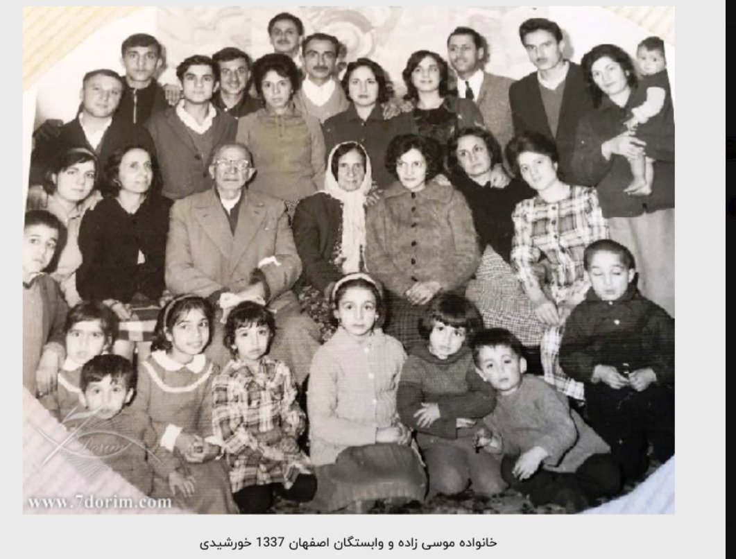 Kavehkhan's tweet photo. اسرائیلی‌ها معمولاً با احساسات و تحسین از دیپلمات ایرانی، سرداری (که در واقع یک کارمند سفارت ایران در پاریس بود) نقل قول می‌کنند چراکه او با صدور گذرنامه‌های ایرانی برای ۲۳۰۰ یهودی فرانسوی و خارجی ساکن فرانسه، آنها را از تبعید به اردوگاه‌های مرگ نازی‌ها نجات داد.
این روایت که در غرب پذیرفته شده و در ویکی‌پدیا نیز آمده است، به طور متناقضی با اتهام روابط نزدیک رضاشاه پهلوی با نازی‌ها همراه است و ادعای  اینکه او به احترام هیتلر نام کشور را از «پرشیا» به «ایران» تغییر داده است. من در اینجا استدلال‌ها و افشاگری‌های دیگری را ارائه می‌دهم که به شما امکان می‌دهد این دروغ‌های بسیار افتراآمیز و بی‌اساس را رد کنید.

اولین نکته، ایرانیان خستگی‌ناپذیرانه تکرار می‌کنند که نام «ایران» بیش از ۷۰۰ بار در شاهنامه آمده است، اما غربی‌ها نمی‌توانند یا نمی خواهند آن را بخوانند و «روشنفکران رژیم» با این ادعا که شاعران دیگر هرگز از ایران نام نبرده اند، این استدلال را به چالش می‌کشند.

اما یک مدرک کاملاً غیرقابل انکار وثبت شده توسط آرشیوهای غربی برای تبرئه رضا شاه از اتهام افتراآمیز در مورد تغییر نام پرشیا در ایران وجود دارد: 
نام «ایران» در معاهدات صلح امضا شده با روسیه یک قرن قبل از رضاشاه یافت می‌شود.

در آن زمان، کشور «مملک محروسه ایران» نامیده می‌شد. رضاشاه این نام را ایرانی کرد و آن را «دولت شاهنشاهی ایران» نامید.

حالا، بیایید بپردازیم به نکته دومکه موضوع این متن است : عملیات نجات استثنایی یهودیان خارجی که توسط هیتلر تهدید می‌شدند، تنها به لطف خود رضاشاه امکان‌پذیر شد، که روابط بسیاردوستانه نزدیکی با یهودیان ایرانی داشت.

اولین اقدام رضاشاه به نفع یهودیان ایران لغو قانونی بود که توسط قاجاریه (تحت سرپرستی انگلستان اسلام دوست) وضع شده بود که یهودیان ایرانی را نجس می‌دانست و آنها را ملزم می‌کردن که در روزهای بارانی ستاره زرد به لباس خود بزنند تا «مسلمانان» با لمس آنها نجس نشوند.

رضاشاه همچنین به یهودیان ایرانی اجازه داد تا انجمن‌های صهیونیستی تأسیس کنند، روزنامه‌ای به زبان عبری منتشر کنند و مدارس عبری افتتاح کنند.

شایعه شده بود که نخست وزیر افسانه‌ای او، فروغی، از تبار یهودی است. چهره‌های سیاسی برجسته‌ای مانند مدرس و بهار دائماً از رضاشاه به خاطر این انتخاب انتقاد می‌کردند، اما رضاشاه مطلقاً هیچ توجهی به تهدیدهای بدگویان انگلوفیل خود نکرد.

در نتیجه این دوستی و حمایت یهودیان ایرانی که سرانجام توانستند با دیگر یهودیان در غرب ارتباط برقرار کنند، یهودیان منطقه دریای سیاه، بالکان و بخش‌های مختلف اروپا - که رویای ایجاد یک دولت اسرائیل درفلسطین (سرزمینی که در آن زمان حت قیمومیت بریتانیا بود) را) در سر می‌پروراندند  از طریق ایران با هماهنگی با هسته صهیونیستی تهران به سوی این سرزمین سفر می‌کردند.

وقتی هیتلر در آلمان به قدرت رسید، فرستادگانی را نزد رضاشاه فرستاد و بر «هویت آریایی» مشترک آلمان نازی و ایران تأکید کرد. او خواهان یک قرارداد نفتی انحصاری بود؛ در عوض، رضاشاه قرار بود با اخراج یهودیان ایرانی  حسن نیت خود را ثابت کند.

رضاشاه اگرچه از رفتار بریتانیایی‌ها و حتی آمریکایی‌ها عمیقاً ناراضی بود، 
https://t.co/ENSNgKi7a1
 اما دستورات هیتلر پیروی نکرد و به بیش از صد هزار یهودی ایرانی پشت نکرد (به عکس‌های زیر مراجعه کنید).

کورت گئورگ کیسینگر (Kurt Georg Kiesinger) سومین صدر اعظم جمهوری فدرال آلمان  از سال ۱۹۶۷ تا ۱۹۷۱ که در زمان نازی‌ها معاون مدیر سرویس تبلیغات رادیو خارجی رایش و منشی شخصی "رودولف هس" بود در خاطراتش، می‌گوید :
رضاشاه هیئتی را به برلین فرستاد تا شرطی را به هیتلر تحمیل کند. اینکه یهودیان ایران طبق معیارهای نژادپرستانه نازی‌ها، یهودی نیستند بلکه آریایی‌هایی که به یهودیت گرویده‌اند، و در نتیجه، دولت رایش سوم باید آنها را آریایی بداند.

هیتلر به امید یک قرارداد انحصاری نفتی با رضاشاه، این تقاضا را پذیرفت. قانونی را تصویب کرد که این استثنا را برای یهودیان ایرانی برقرار می‌کرد.

و نکته اساسی این رفتار ترجیحی این است که حتی پس از کسب این امتیاز برای یهودیان ایرانی و یهودیان خارجی که در مسیرایران به فلسطین اشغالی بریتانیا عبور می‌کردند، رضاشاه از همکاری با هیتلر خودداری کرد.

در نتیجه، هیتلر تلاش کرد تا او را در کودتایی با دخالت سروان محسن جهانسوز که کتاب هیتلر *نبرد من* را به فارسی ترجمه کرده بود، سرنگون کند. جهانسوز دستگیر و به دار آویخته شد.

نازی‌ها بعداً با کمک قشقایی‌ها تحت هدایت جاسوس فوق‌العاده‌شان واسموس (Wilhelm Wassmuss) ملقب به لورنس آلمانی تلاش کردند شورش‌هایی را برانگیزند به منظور اشغال مناطق نفتی ایران، اما موفقیتی کسب نکردند (این وقایع در آن زمان توسط مجله *تایم* گزارش شد).

رضاشاه پس از امتناع از همکاری با قدرت‌های محور (هیتلر و متحدانش)، گذرنامه‌های ایرانی را تغییر داد و عنوان "مذهب" را با "ملیت" جایگزین کرد. 

در این چارچوبِ استثناییِ یهود-دوستی با  بود که سرداری اقدام کرد. او نمی‌توانست در مقام کارمند سفارت ایران در پاریس بدون تأیید دولت رضاشاه این کار را انجام دهد.

بنابراین، با اجازه رضاشاه بود که بیش از ۳۵ هزار یهودی اروپایی‌ و فرزندانشان  که  توسط کشورهایی مانند فرانسه، که در آن زمان کاملاً با نازی‌ها همکاری می‌کردند اخراج شده بودند گذرنامه ایرانی دریافت کرده و بنابراین تابعیت بالفعل (ملیت) ایران را به دست آوردند و بتوانند از امتیاز استثنایی  قانونی «یهودیان آریایی» که او برای یهودیان ایرانی به دست آورده بود، بهره‌مند شوند.

و آنها توانستند آزادانه در اروپا سفر کنند و از دستگیری‌های خودسرانه نازی‌ها که تقریباً تمام اروپا را اشغال کرده بودند و روابط بسیار خوبی با واتیکان و سوئیس (به اصطلاح بی‌طرف) داشتند، در امان باشند.

رضاشاه  همچنین از ۱۱۰هزار لهستانی که از تهدید نازی‌ها فرار کرده و توسط استالین اخراج شده بودند، استقبال کرد و به آنها در ایران پناه داد. در کشتی‌ای که آنها را در ایران پیاده کرد، خاخام‌هایی حضور داشتند. این لهستانی‌ها به عنوان مسیحی طبقه‌بندی می‌شوند در حالی که مسیحیان هیچ دلیلی برای فرار از دست نازی‌ها نداشتند.

شایان ذکر است که بسیاری از یهودیان برای جلوگیری از تبعید به اردوگاه‌های مرگ به مسیحیت گرویدند و بسیار محتمل است که این لهستانی‌ها یهودیانی بودند که از لهستان فرار کرده بودند.

در مجموع، بایگانی‌های ایران (که رژیم به آن بسیار افتخار می‌کند تا ادعا کند که یهودستیز نیست) گواهی می‌دهند که رضاشاه ۲۵۰ هزار تا ۳۵۰ هزار یهودی از سراسر جهان را  از مرگ و نسل کشی نجات داد که همگی توانستند در تأسیس کشور مدرن اسرائیل شرکت کنند.

در سال ۱۹۴۹، جمعیت اسرائیل ۶۰۰ هزار نفر بود؛ بنابراین، بیش از نیمی از بنیادگذاران اسرائیل به لطف خصلت انسانی و هوش سیاسی رضا شاه در آن سرزمین حضور داشتند.

این واقعیت برای یهودیان شناخته شده است. ایلان  کار (Elan Carr)، وکیل، دیپلمات، سیاستمدار و مدیر عامل «شورای اسرائیلی-آمریکایی» است و نمایندهٔ ویژهٔ ایالات متحده در امور نظارت و مبارزه با یهودستیزی از سال ۲۰۱۹ تا ۲۰۲۱ و در دوران ریاست‌جمهوری دونالد ترامپ، در یک سخنرانی این واقعیت را بیان کرد!

به نظر من ناعادلانه است که رسانه‌های  و سیاستمداران اسرائیلی از «سرداری» یاد می‌کنند اما نامی از رضا شاه پهلوی نمی‌برند و او را به عنوان بزرگ‌ترین چهره‌ی «درستکار» (Righteous) در تاریخ هولوکاست به رسمیت نمی‌شناسند وهیچ کاری برای مقابله با افتراهای ناعادلانه علیه او انجام نمی‌دهند.

به نظر می‌رسد که آنها نمی‌خواهند شرکای غربی خود را که حتی دوستشان هم نیستند، ناراحت کنند. این به شما میهن‌پرستان ایرانی و به ویژه یهودیان ایرانی تبار بستگی دارد که اقدام کنید، حقیقت را منتشر کنید و ورق را برگردانید.

#رضاشاه_پهلوی  #رضاشاه  #ایران #اسرائیل #یهودیان #یهودیان_ایران
#شاهزاده_رضا_پهلوی #انقلاب_شیروخورشید #جاويدشاه_رمز_نجات_ایران