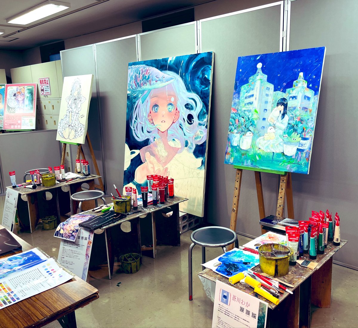 shi42_ynl's tweet photo. ライブドローイング拝見してきました…🌸
終始和やかな雰囲気とおもしろ楽しトークの中描き上がっていく大きな大きな絵たち…
真っ白な下絵から色付いていく絵はまさに圧巻でした!
御三方、三者三様の大胆さ繊細さ色使いの違い、楽しませていただきました!
ありがとうございました😭
#ARTdecoration https://t.co/gg05YsdVxH