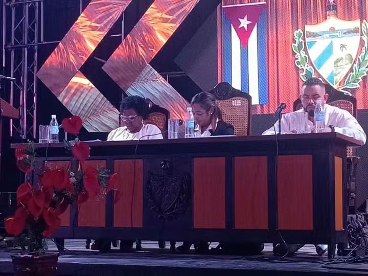 Deguantanamo's tweet photo. Presentan en la sesión ordinaria de la Asamblea Municipal del Poder Popular de #Guantánamo informe sobre la implementación en este municipio de las Transformaciones Económicas y Sociales y sus principales impactos hasta la fecha/ Pienso que hay mucho que decir y más por hacer ❗ https://t.co/hVeSFkKDop