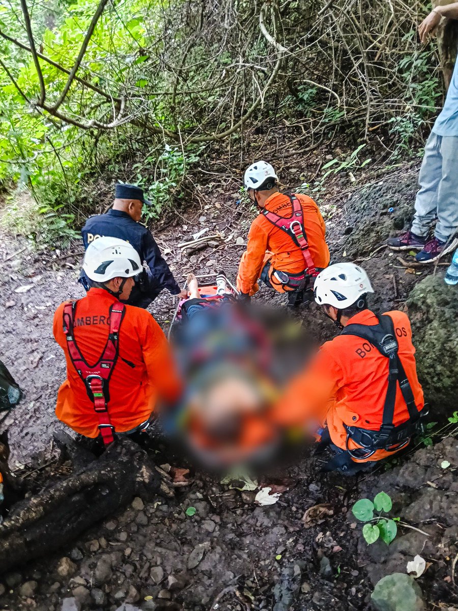 BomberosSV's tweet photo. 🚨 Realizamos el rescate y la evacuación de una persona que sufrió una descompensación de salud en el sector del📍Cerro Tecana, Santa Ana.
​Tras movilizarla a una zona segura, la entregamos al equipo del @SEM132_SV para su posterior traslado a un centro asistencial. 📞9️⃣1️⃣3️⃣ 🚒💨 https://t.co/yKN28ZSzH7