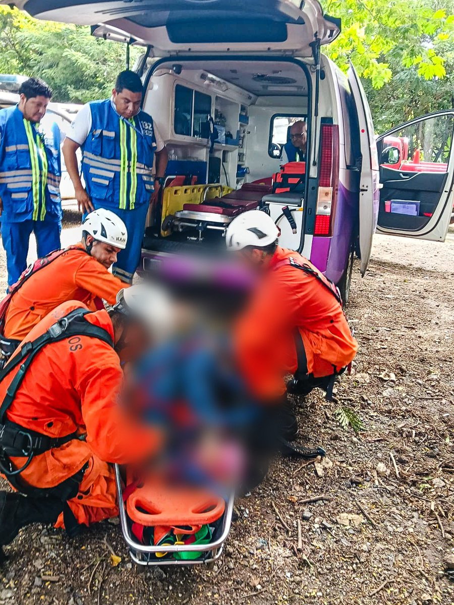 BomberosSV's tweet photo. 🚨 Realizamos el rescate y la evacuación de una persona que sufrió una descompensación de salud en el sector del📍Cerro Tecana, Santa Ana.
​Tras movilizarla a una zona segura, la entregamos al equipo del @SEM132_SV para su posterior traslado a un centro asistencial. 📞9️⃣1️⃣3️⃣ 🚒💨 https://t.co/yKN28ZSzH7