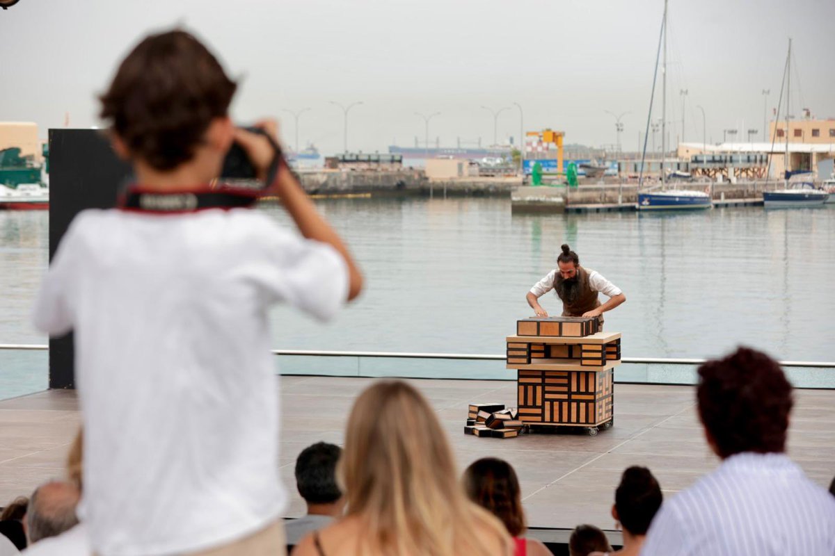 LPATemudas's tweet photo. #30TEMUDAS | SÓ
Del caos también puede surgir la magia. Y así sucedió en el último día de Festival con «Só», un espectáculo de circo y clown de Xampatito Pato que nos llevó, entre cajas, malabares y mucho humor, al universo de un personaje obsesivo y meticuloso
#islascanarias https://t.co/OD9CupHWMw