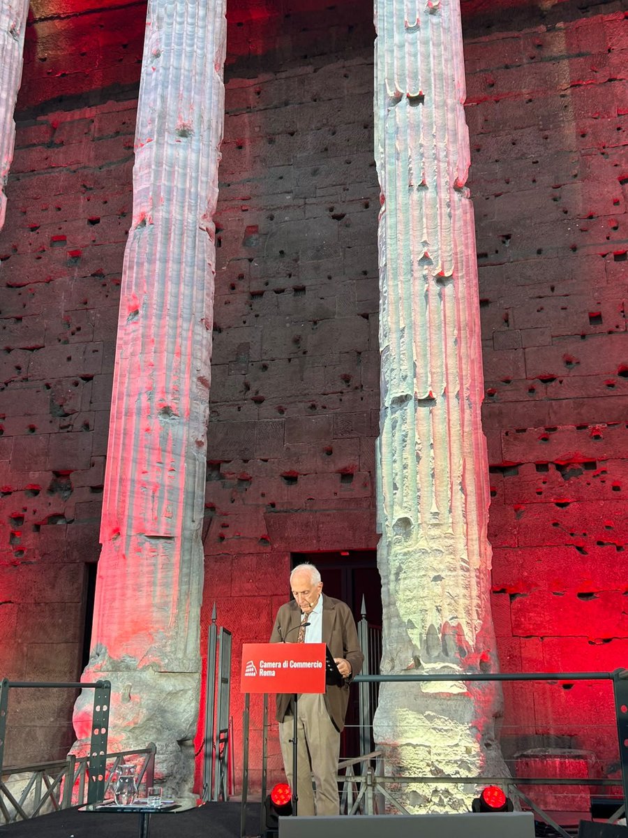 camcomroma's tweet photo. Il Prof. Andrea Giardina chiude la terza giornata del Roma Storia Festival con la lezione intitolata "28 ottobre 312 d.C. La battaglia di Ponte Milvio".

Diretta streaming ⤵️

https://t.co/riHqrQx9Uo https://t.co/rdX5xApr8x